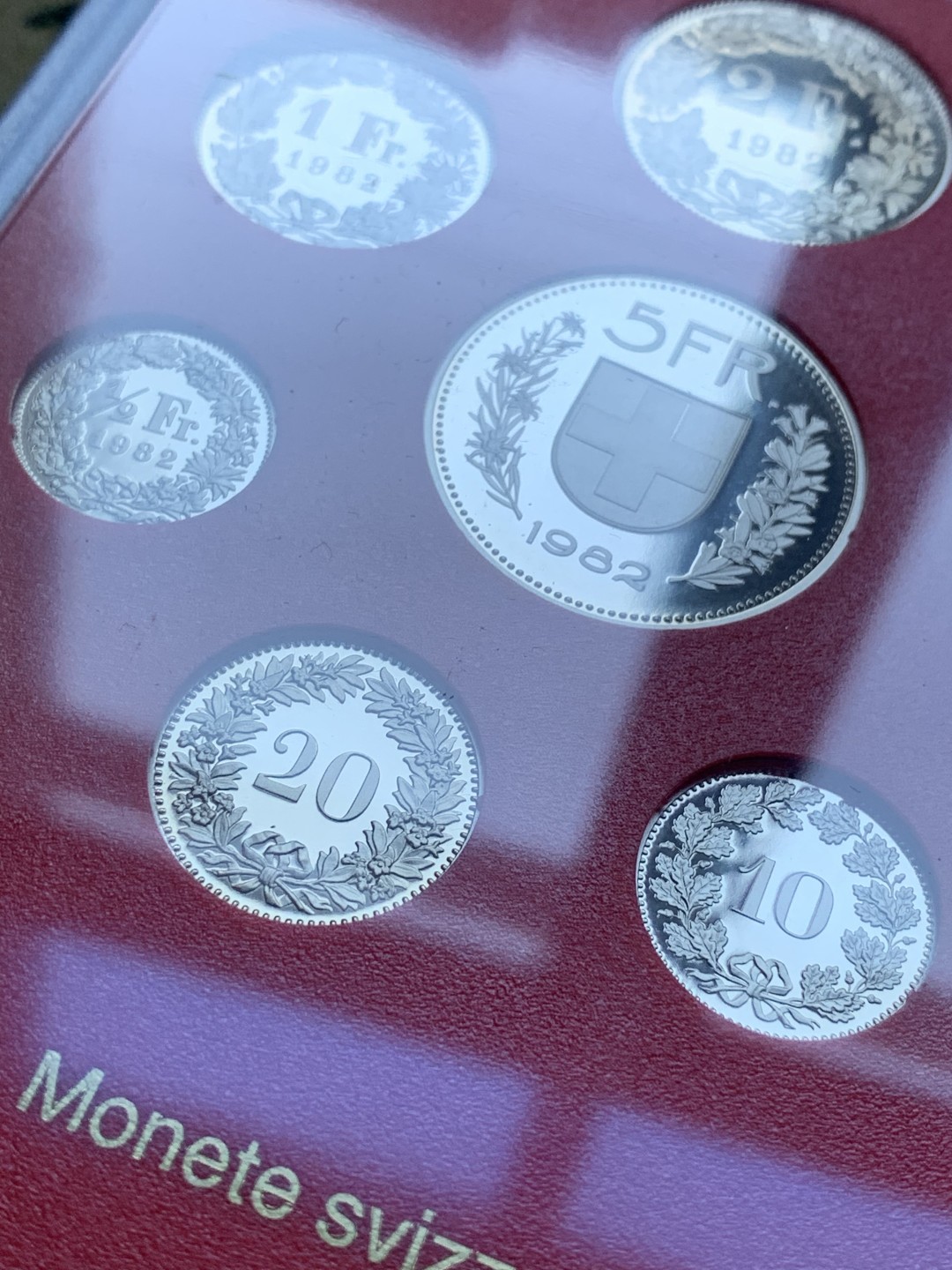 《竞宝斋》第82场-本周日，周一，周四3场拍卖（全场不限金额包邮） 封装 瑞士1982年不同面值8枚套 精制套币  外黑内红 稀少