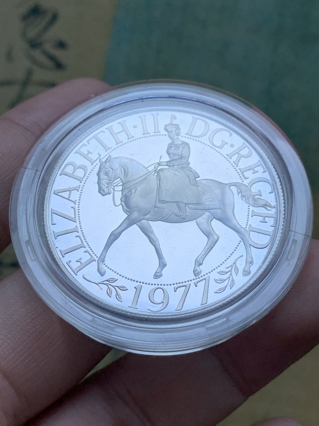 《竞宝斋》第82场-本周日，周一，周四3场拍卖（全场不限金额包邮） 原盒 英国 1977年 女王登基25周年 精制克朗 大银币 盒子有点损伤 如图