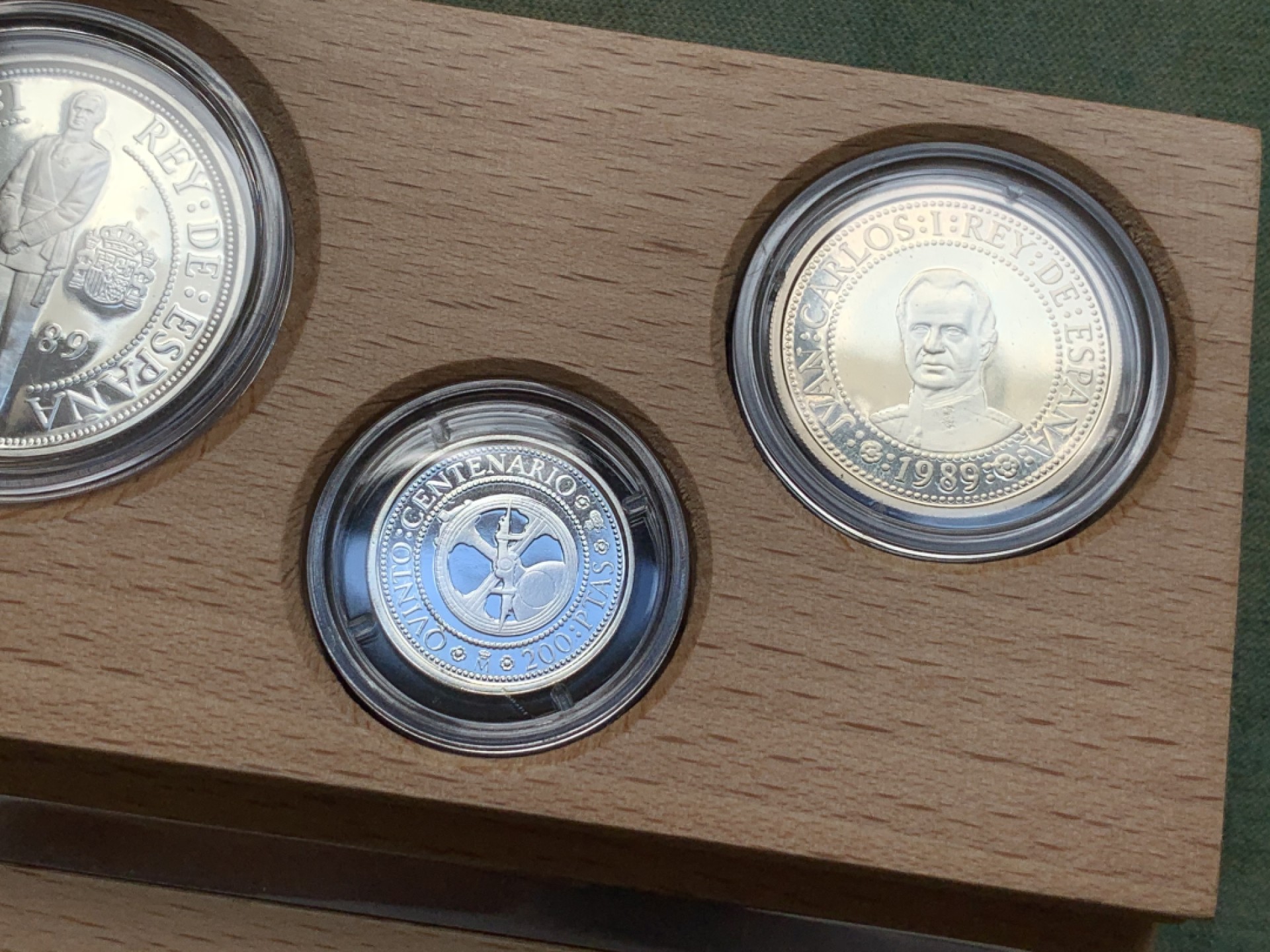 《竞宝斋》第82场-本周日，周一，周四3场拍卖（全场不限金额包邮） 925银 币重49.3克 原盒证书 西班牙1989年 五百周年纪念5枚套 精制银币（木盒上镶银色条的是精制）