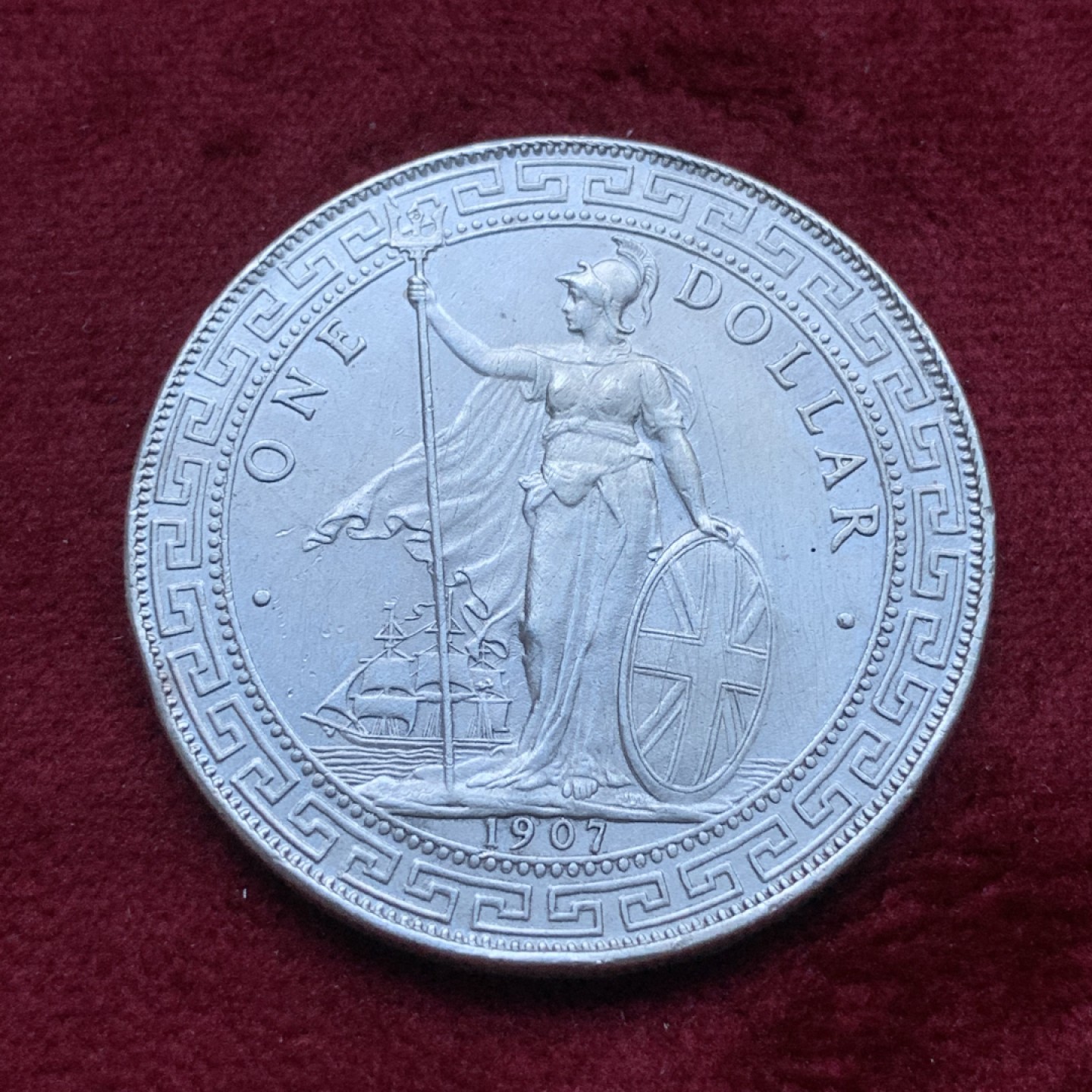 《竞宝斋》第82场-本周日，周一，周四3场拍卖（全场不限金额包邮） 英国贸易银 1907年 站洋 一元 币面有擦洗的细划 整体品相不错