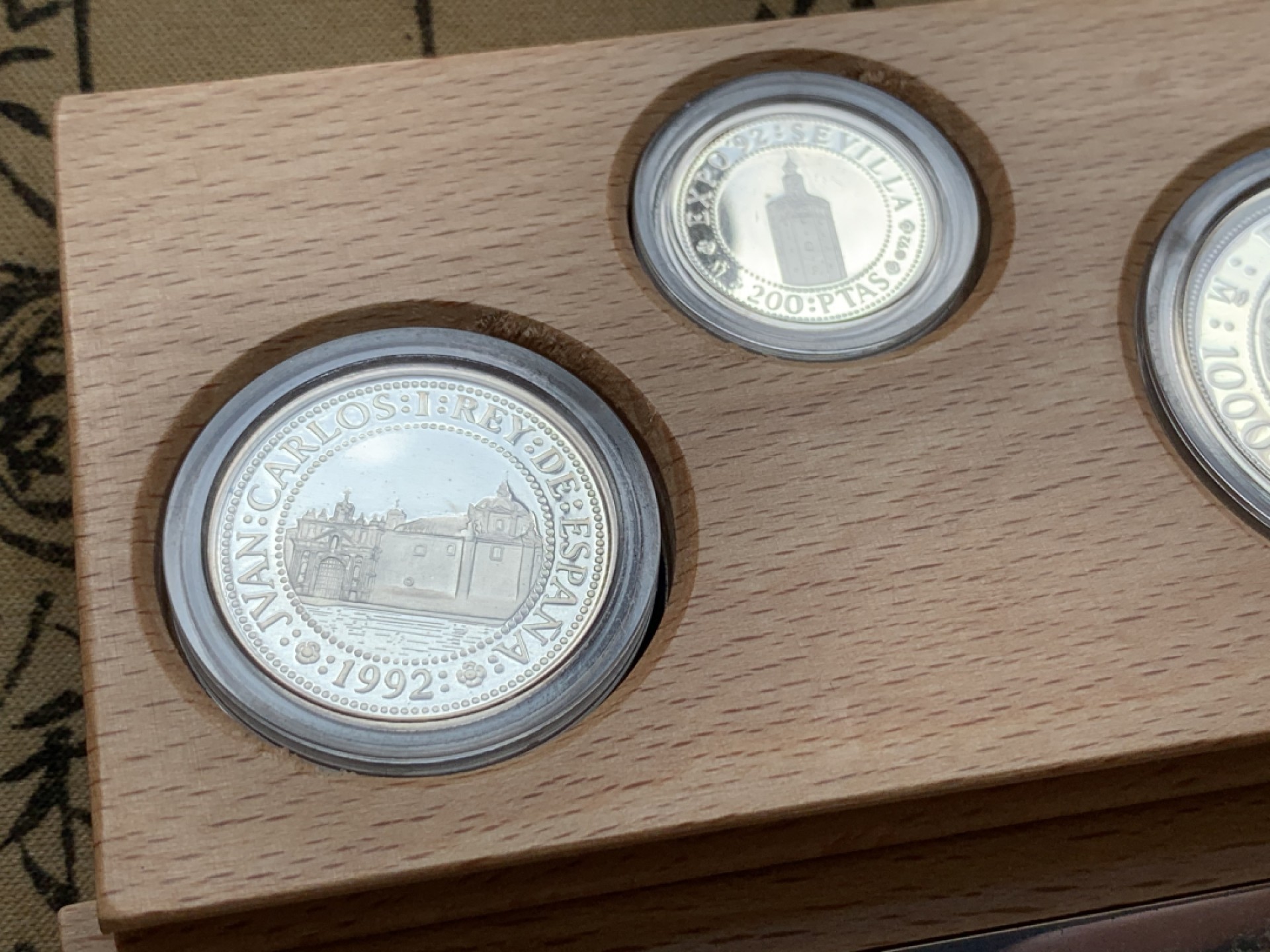 《竞宝斋》第82场-本周日，周一，周四3场拍卖（全场不限金额包邮） 925银 币重49.3克 原盒证书 西班牙1992年 五百周年纪念5枚套 精制银币总共四个年份 92年是最最稀少的年份