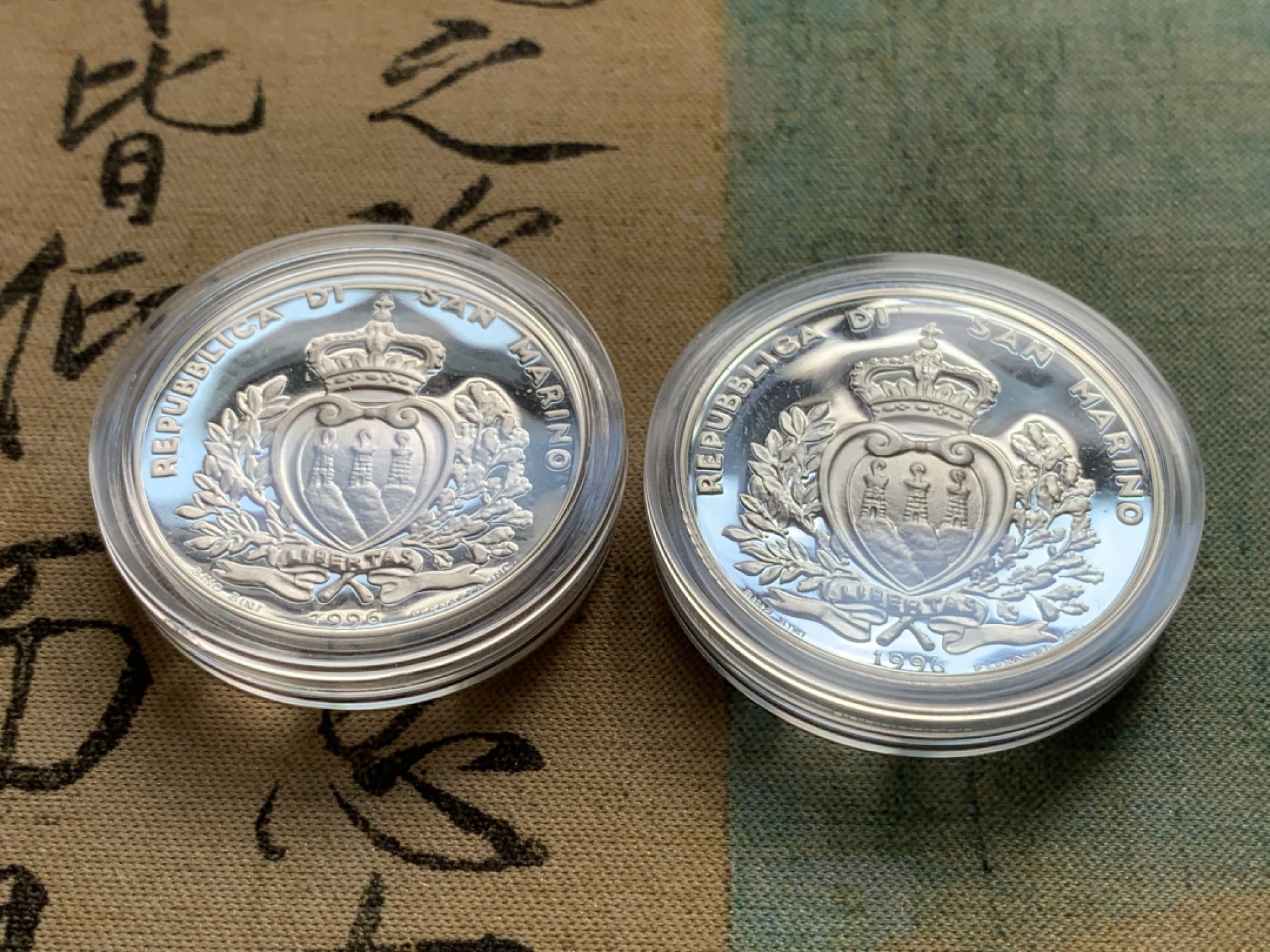 《竞宝斋》第82场-本周日，周一，周四3场拍卖（全场不限金额包邮） 原盒证书 圣马力诺1996年 濒危动物纪念 5000和10000里拉 精制PROOF银币一对 少见品种