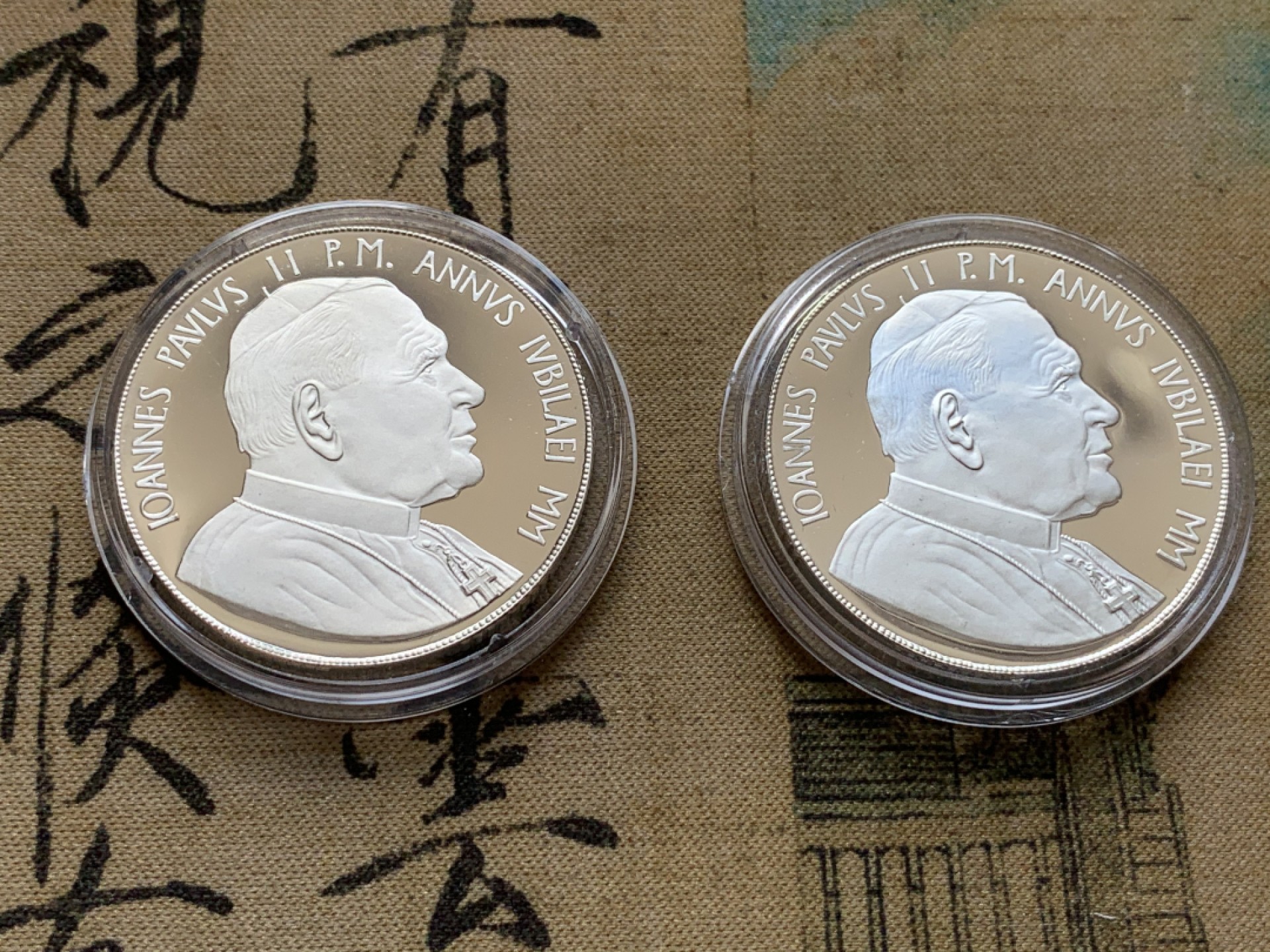 《竞宝斋》第82场-本周日，周一，周四3场拍卖（全场不限金额包邮） 原盒证书 梵蒂冈2000年 迎接千禧年10000里拉一对 精制银币 22克/枚 非常稀少