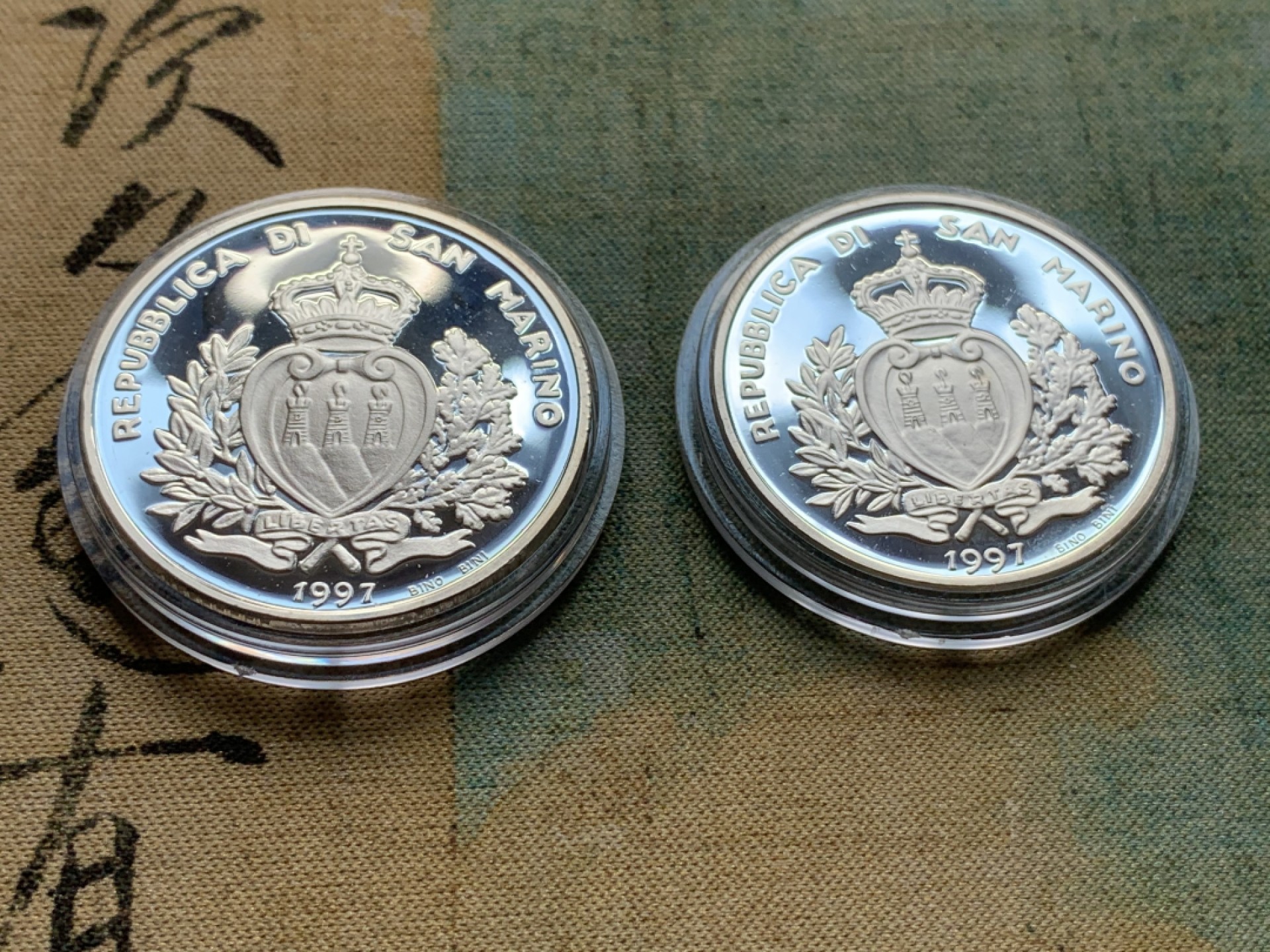 《竞宝斋》第82场-本周日，周一，周四3场拍卖（全场不限金额包邮） 原盒证书 圣马力诺1997年 大航海帆船系列纪念 5000和10000里拉 精制银币一对