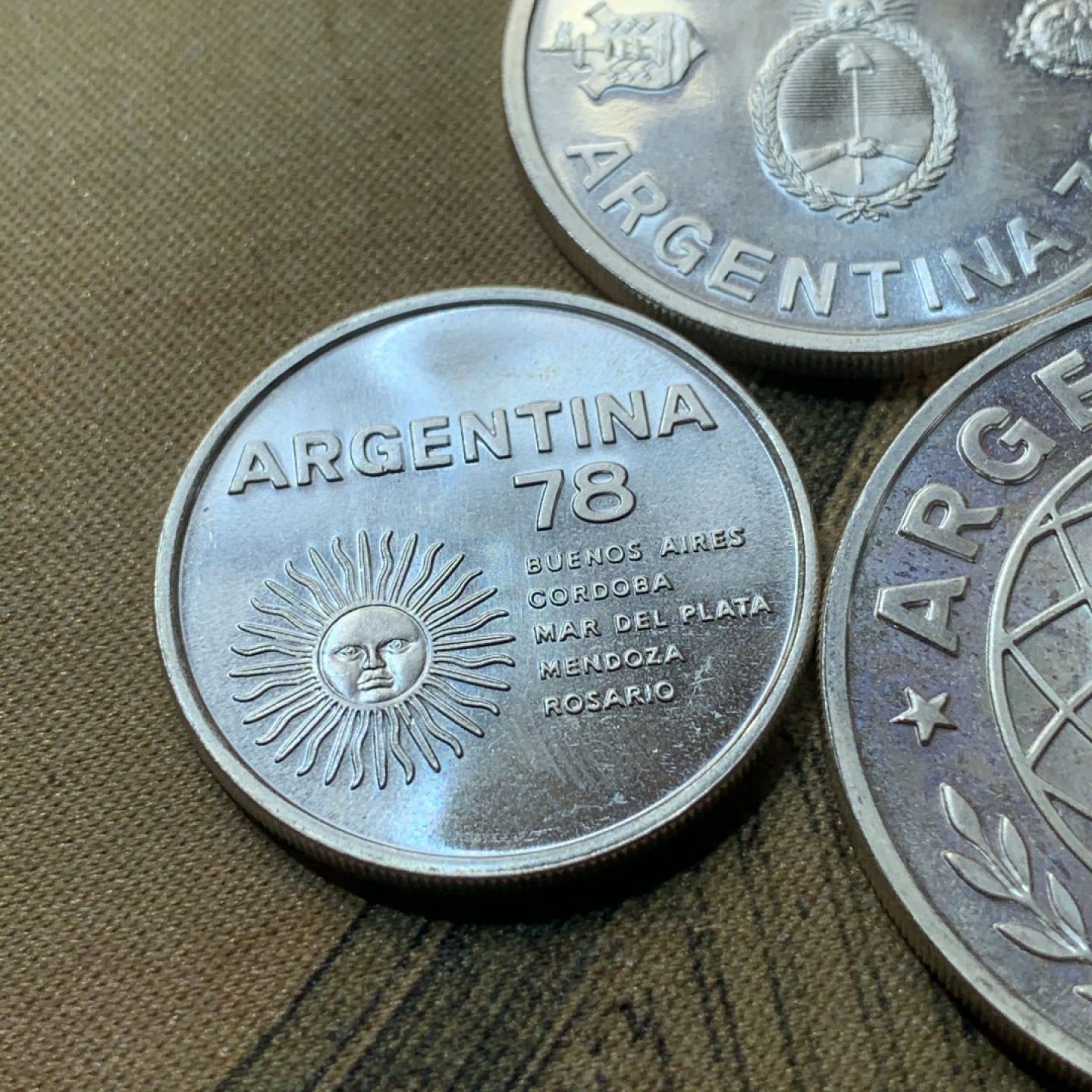 《竞宝斋》第82场-本周日，周一，周四3场拍卖（全场不限金额包邮） 阿根廷 1978年 世界杯纪念 一组三枚套 1000/2000/3000比索 银币 BU状态