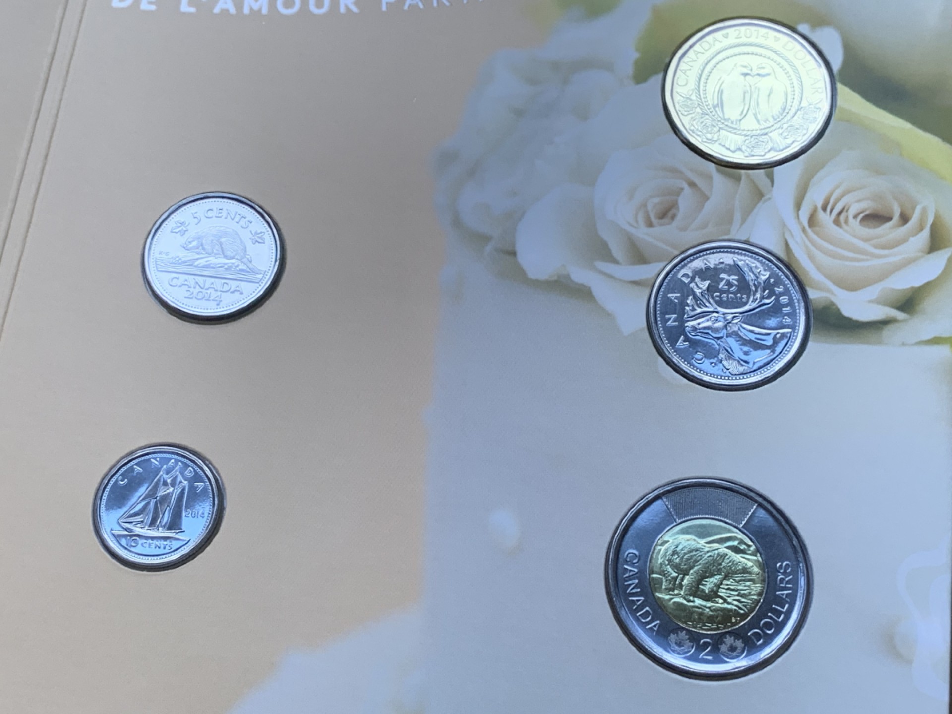 《竞宝斋》第82场-本周日，周一，周四3场拍卖（全场不限金额包邮） 三套精美玫瑰装 加拿大2014年 五枚装结婚套币 最大面值2加元 原装袋子