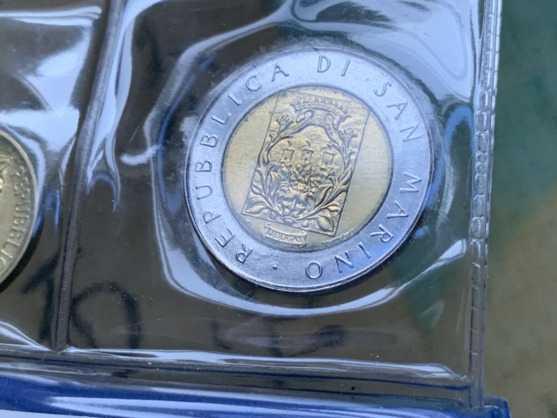 《竞宝斋》第82场-本周日，周一，周四3场拍卖（全场不限金额包邮） 钱包装 圣马力诺1988年 十枚装 城堡 带一枚1000里拉银币