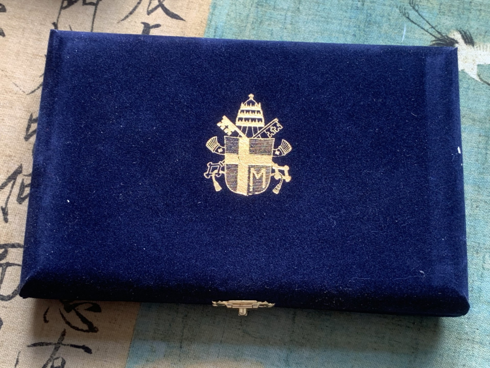 《竞宝斋》第82场-本周日，周一，周四3场拍卖（全场不限金额包邮） 原盒证书 梵蒂冈1997年 迎接千禧年10000里拉一对 精制银币 22克/枚 非常稀少