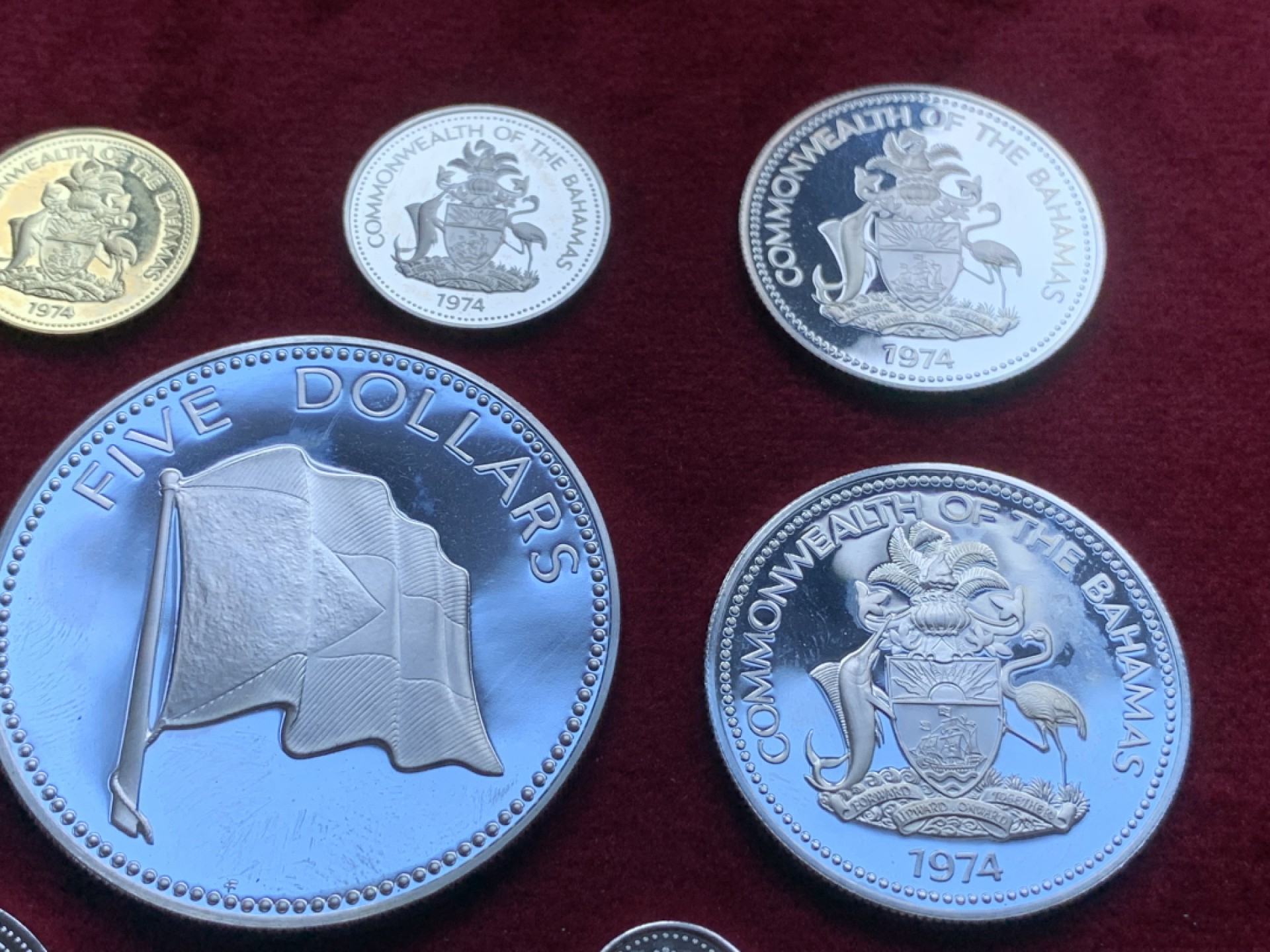 《竞宝斋》第82场-本周日，周一，周四3场拍卖（全场不限金额包邮） 原盒证书巴哈马1974年9枚套精制币 4枚大的是银币 总银子重102克 盒子有点损伤 如图