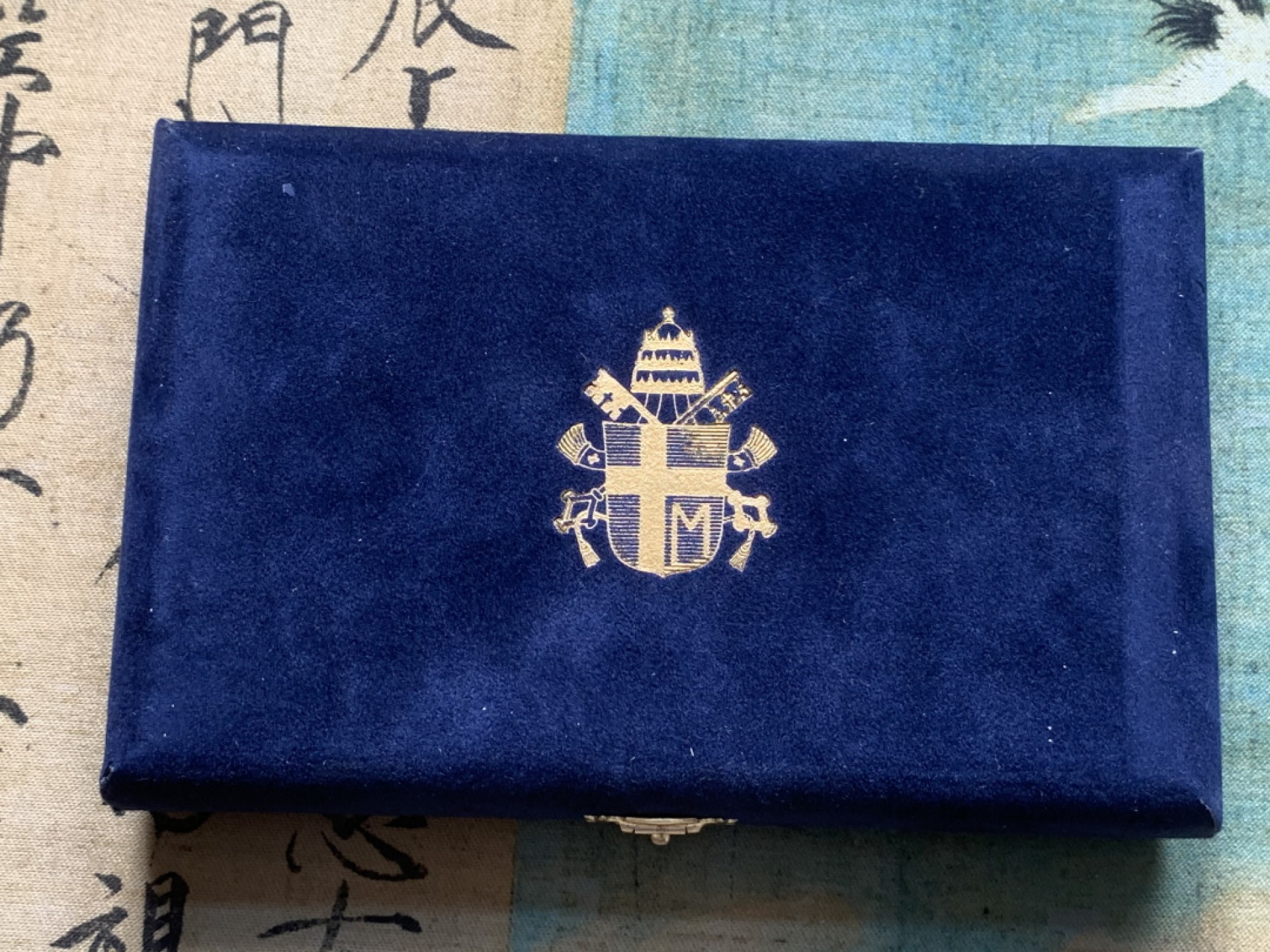 《竞宝斋》第82场-本周日，周一，周四3场拍卖（全场不限金额包邮） 原盒证书 梵蒂冈1996年 迎接千禧年10000里拉一对 精制银币 22克/枚 非常稀少