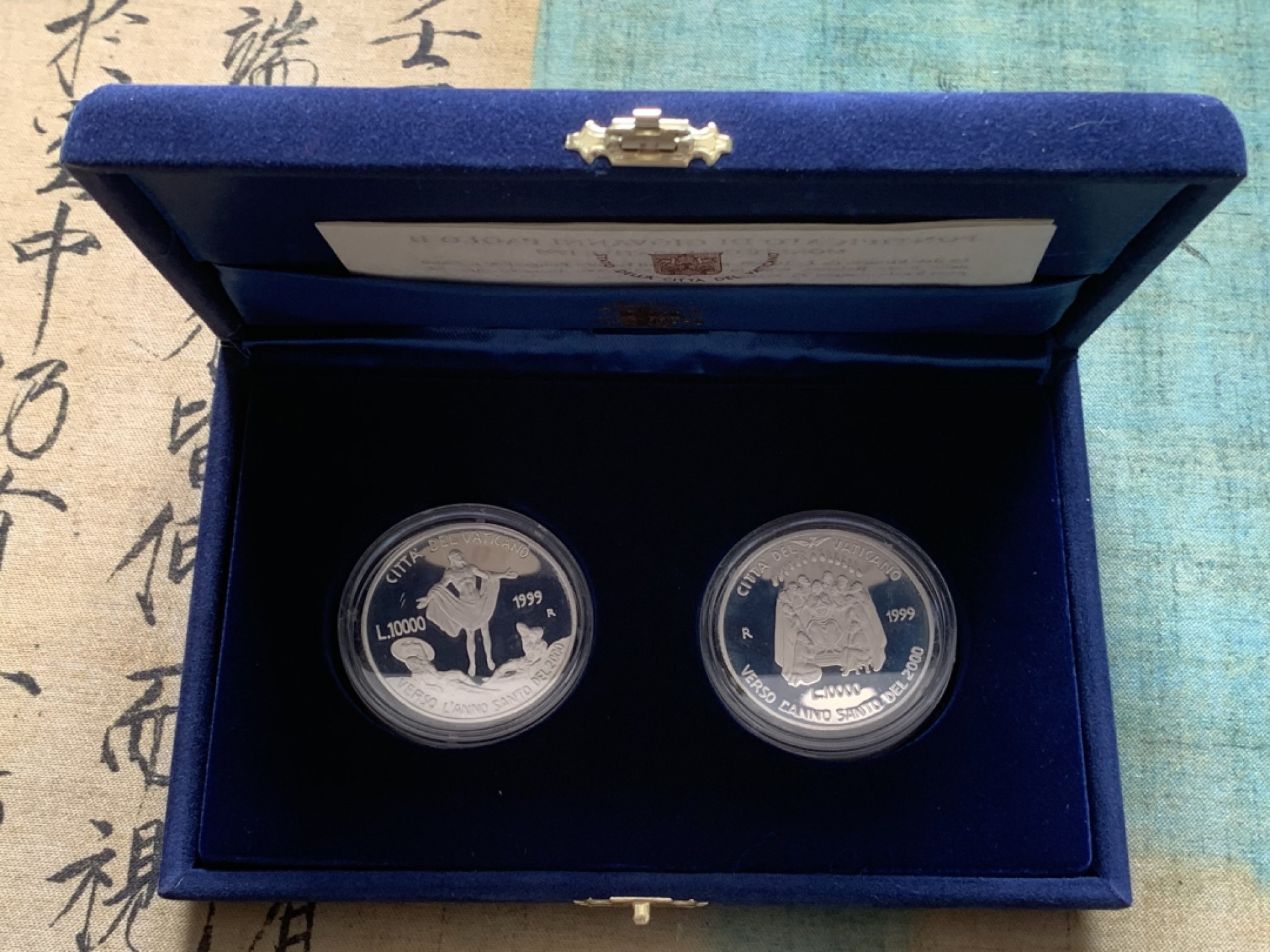 《竞宝斋》第82场-本周日，周一，周四3场拍卖（全场不限金额包邮） 原盒证书 梵蒂冈1999年 迎接千禧年10000里拉一对 精制银币 22克/枚 非常稀少