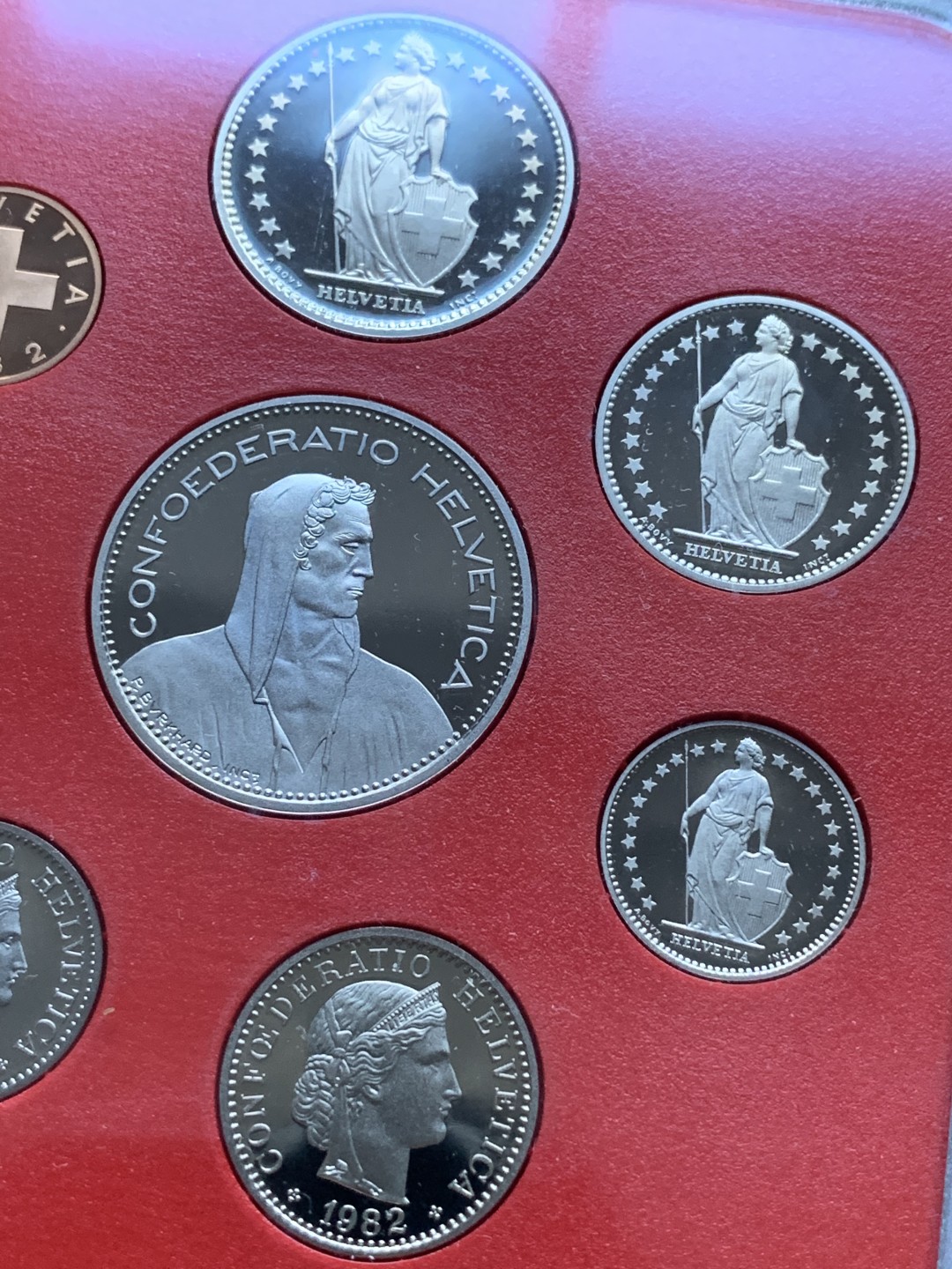 《竞宝斋》第82场-本周日，周一，周四3场拍卖（全场不限金额包邮） 封装 瑞士1982年不同面值8枚套 精制套币  外黑内红 稀少