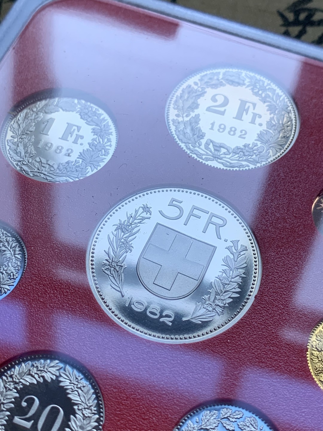 《竞宝斋》第82场-本周日，周一，周四3场拍卖（全场不限金额包邮） 封装 瑞士1982年不同面值8枚套 精制套币  外黑内红 稀少