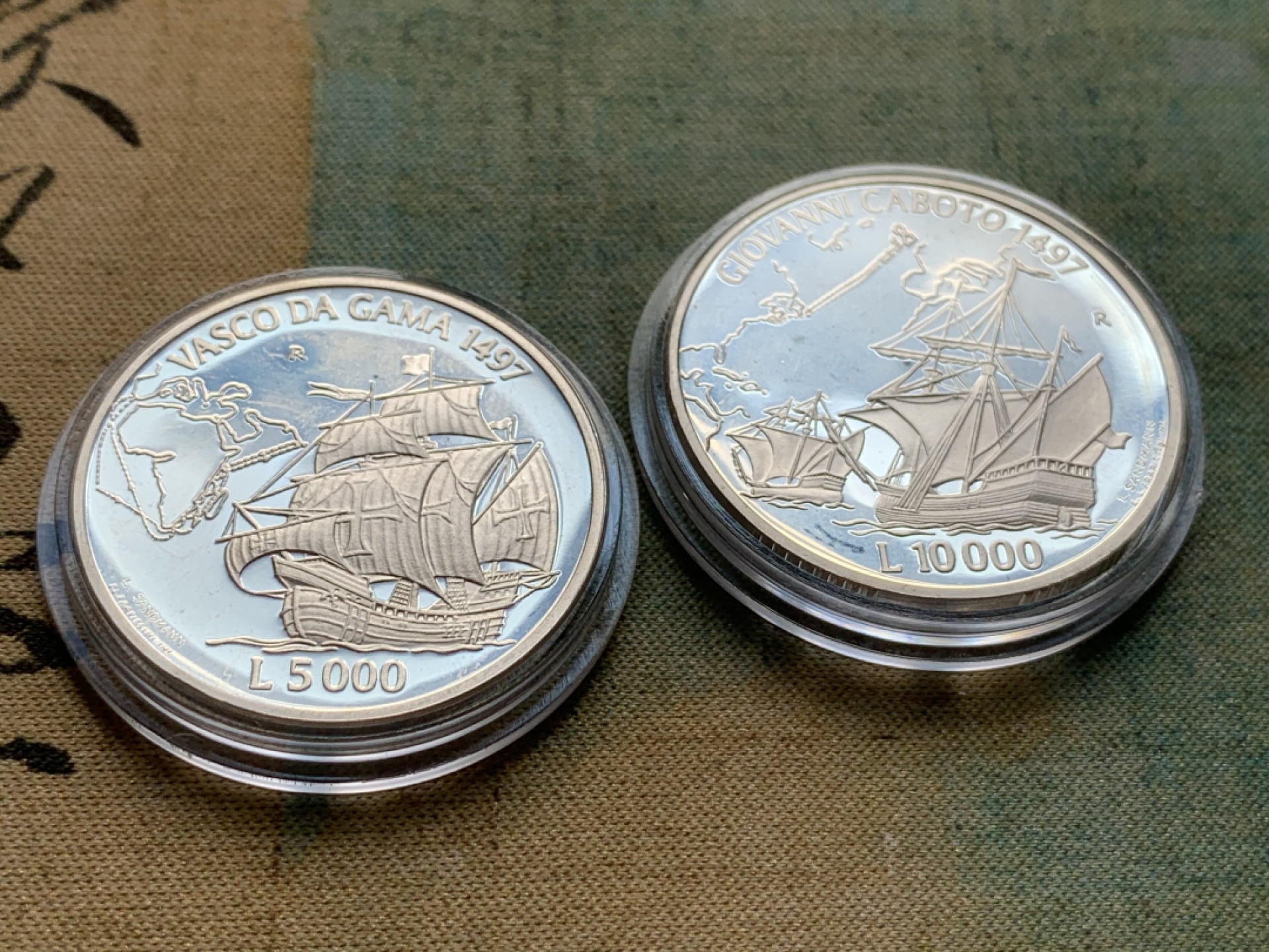 《竞宝斋》第82场-本周日，周一，周四3场拍卖（全场不限金额包邮） 原盒证书 圣马力诺1997年 大航海帆船系列纪念 5000和10000里拉 精制银币一对