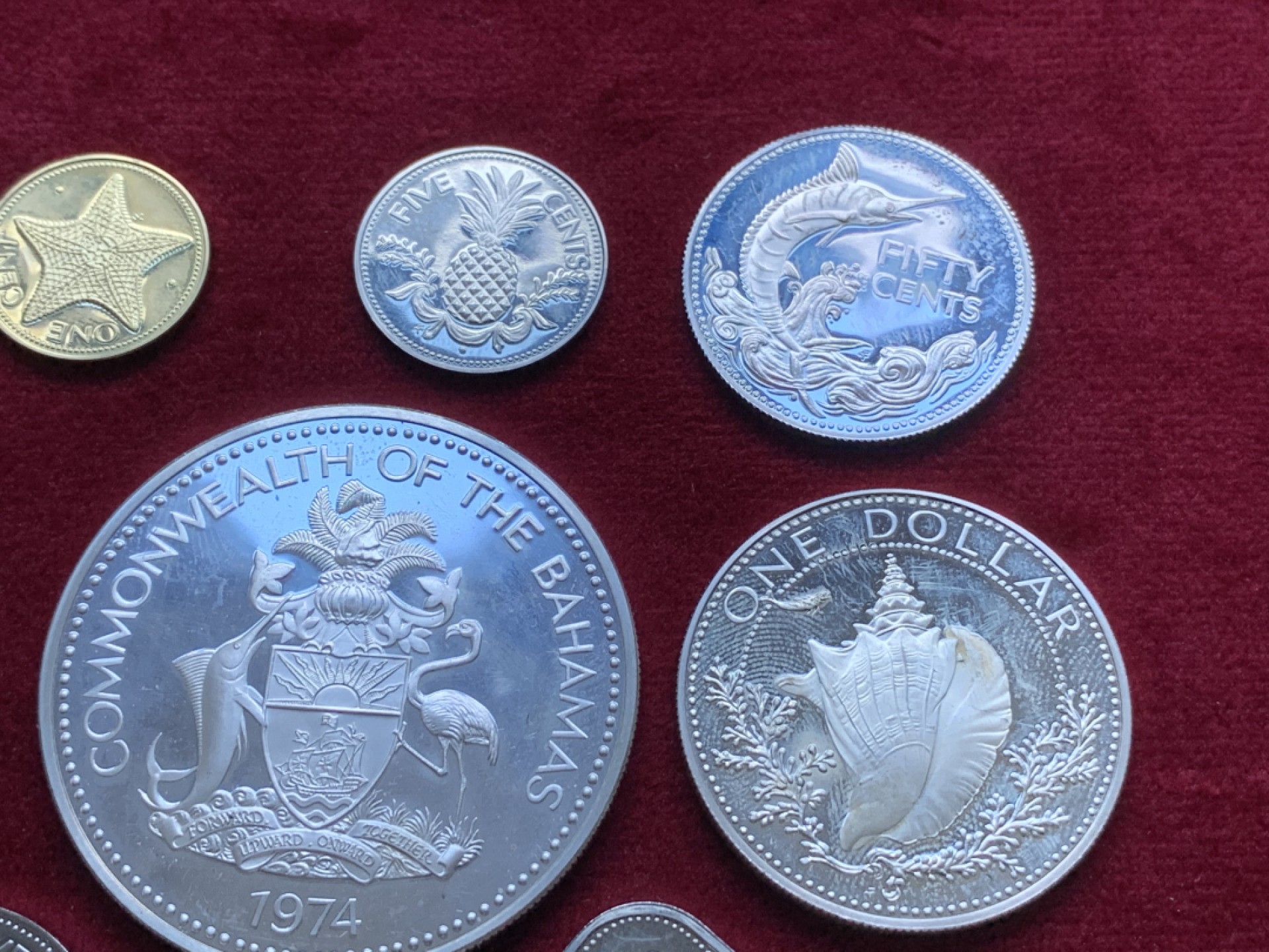 《竞宝斋》第82场-本周日，周一，周四3场拍卖（全场不限金额包邮） 原盒证书巴哈马1974年9枚套精制币 4枚大的是银币 总银子重102克 盒子有点损伤 如图