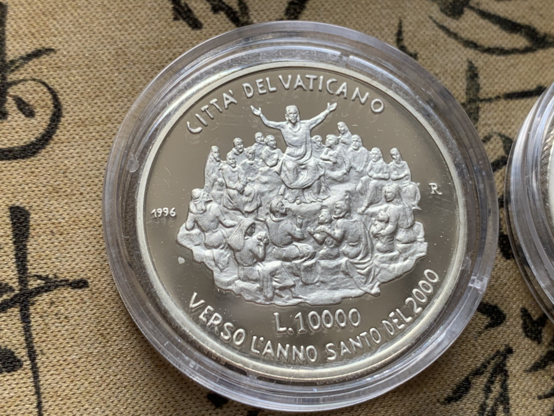 《竞宝斋》第82场-本周日，周一，周四3场拍卖（全场不限金额包邮） 原盒证书 梵蒂冈1996年 迎接千禧年10000里拉一对 精制银币 22克/枚 非常稀少