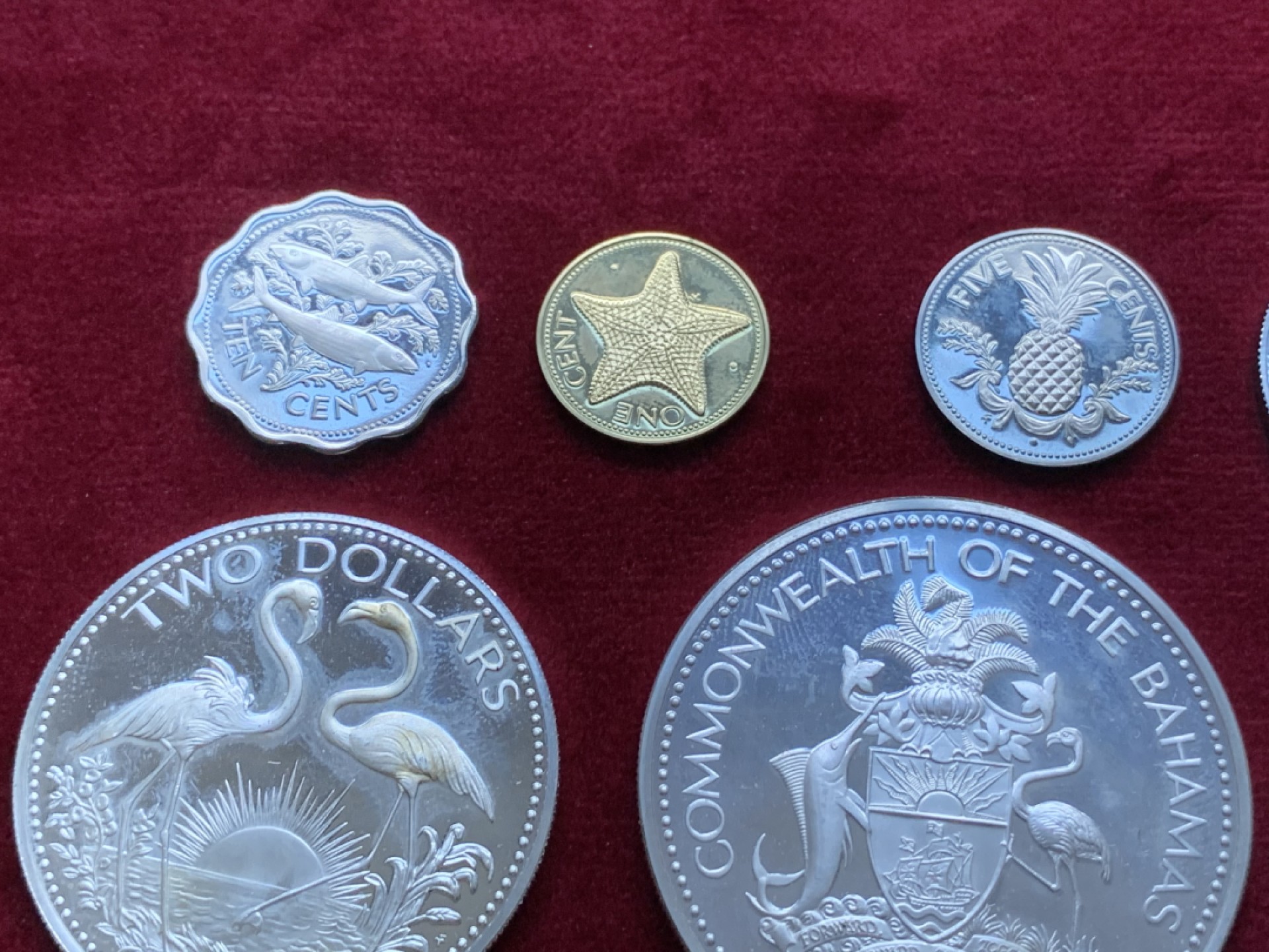 《竞宝斋》第82场-本周日，周一，周四3场拍卖（全场不限金额包邮） 原盒证书巴哈马1974年9枚套精制币 4枚大的是银币 总银子重102克 盒子有点损伤 如图