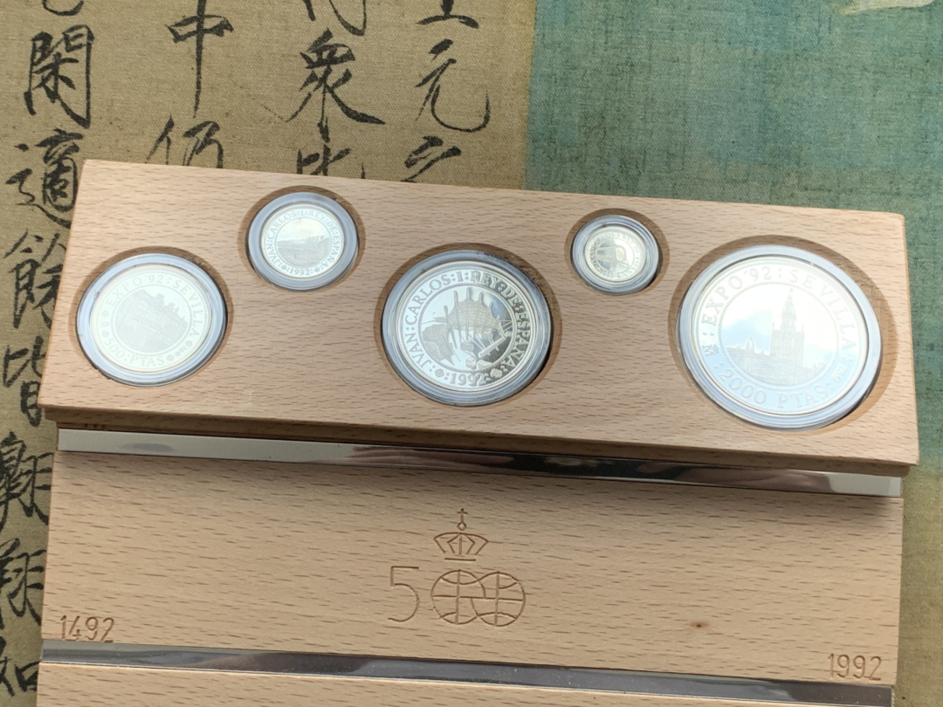 《竞宝斋》第82场-本周日，周一，周四3场拍卖（全场不限金额包邮） 925银 币重49.3克 原盒证书 西班牙1992年 五百周年纪念5枚套 精制银币总共四个年份 92年是最最稀少的年份