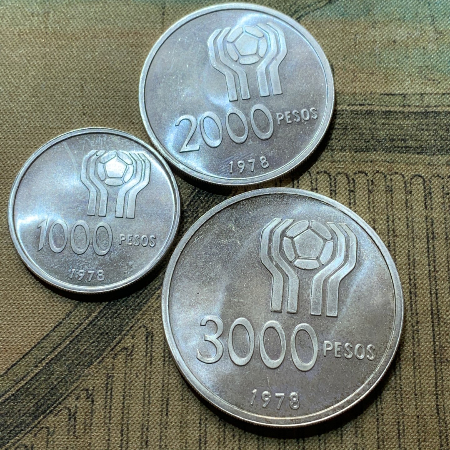 《竞宝斋》第82场-本周日，周一，周四3场拍卖（全场不限金额包邮） 阿根廷 1978年 世界杯纪念 一组三枚套 1000/2000/3000比索 银币 BU状态