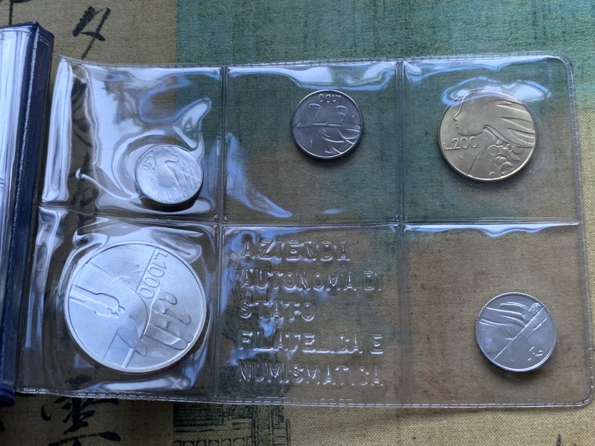 《竞宝斋》第82场-本周日，周一，周四3场拍卖（全场不限金额包邮） 钱包装 圣马力诺1990年 十枚装 过去与未来 带一枚1000里拉银币