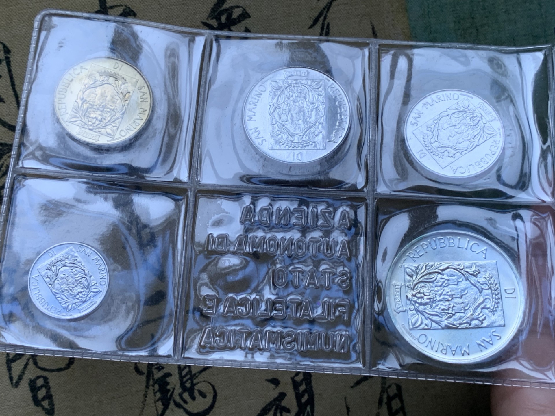 《竞宝斋》第82场-本周日，周一，周四3场拍卖（全场不限金额包邮） 钱包装 圣马力诺1988年 十枚装 城堡 带一枚1000里拉银币