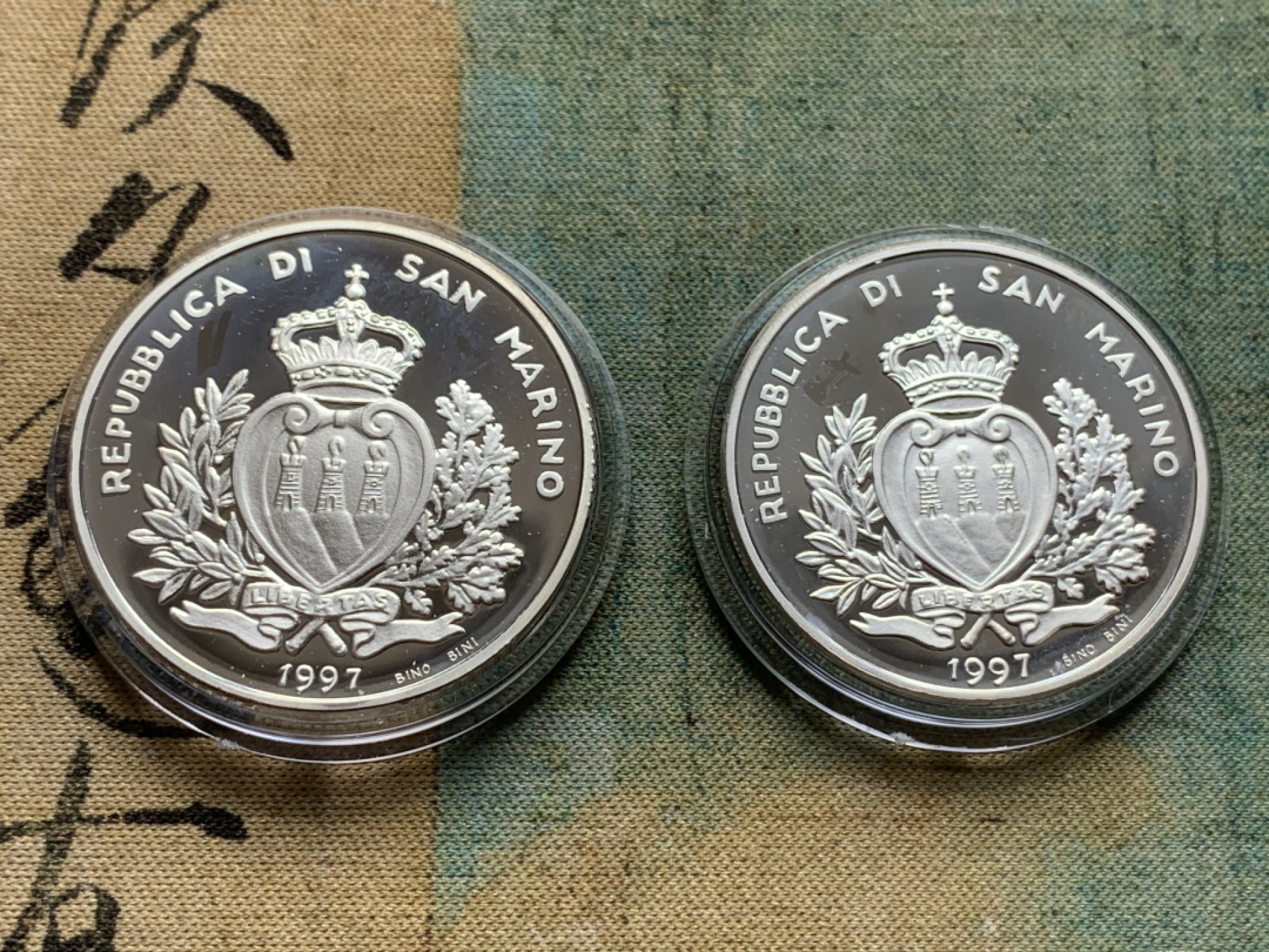 《竞宝斋》第82场-本周日，周一，周四3场拍卖（全场不限金额包邮） 原盒证书 圣马力诺1997年 大航海帆船系列纪念 5000和10000里拉 精制银币一对