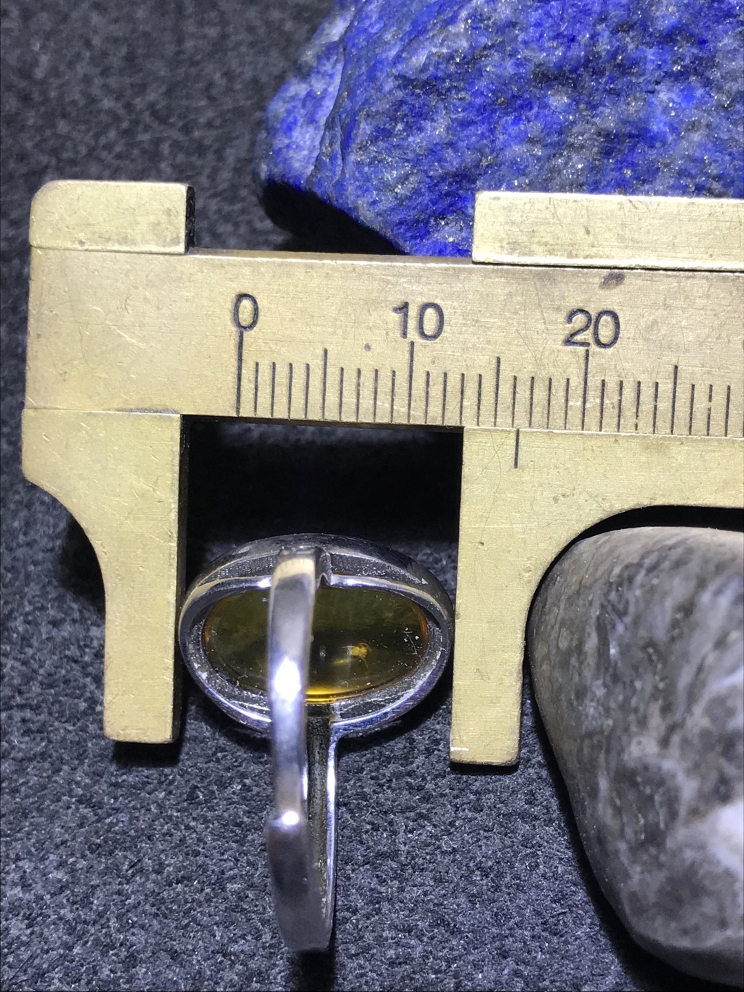天然精美虫珀戒指一枚！