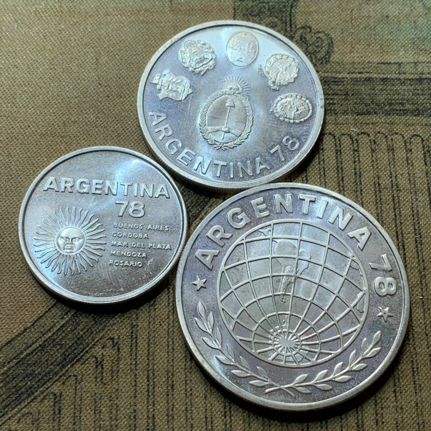 《竞宝斋》第82场-本周日，周一，周四3场拍卖（全场不限金额包邮） 阿根廷 1978年 世界杯纪念 一组三枚套 1000/2000/3000比索 银币 BU状态