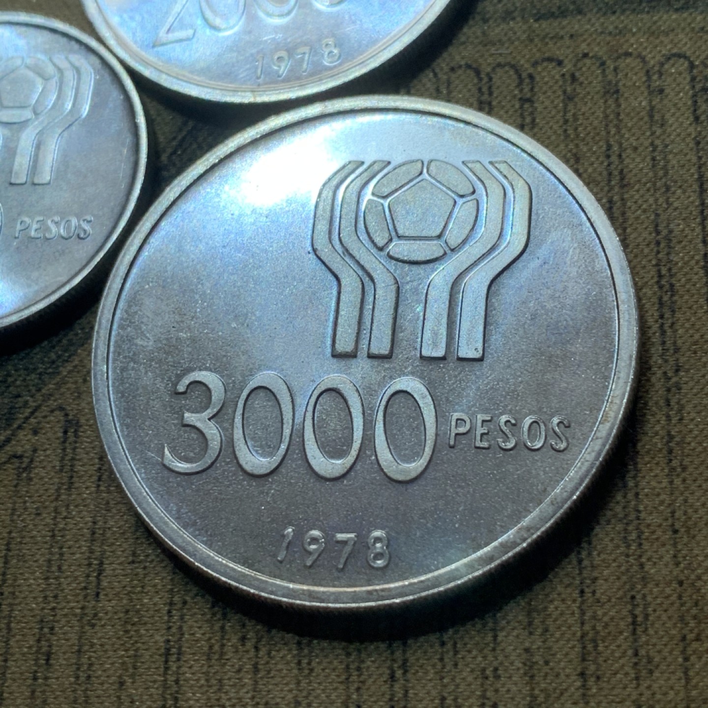 《竞宝斋》第82场-本周日，周一，周四3场拍卖（全场不限金额包邮） 阿根廷 1978年 世界杯纪念 一组三枚套 1000/2000/3000比索 银币 BU状态