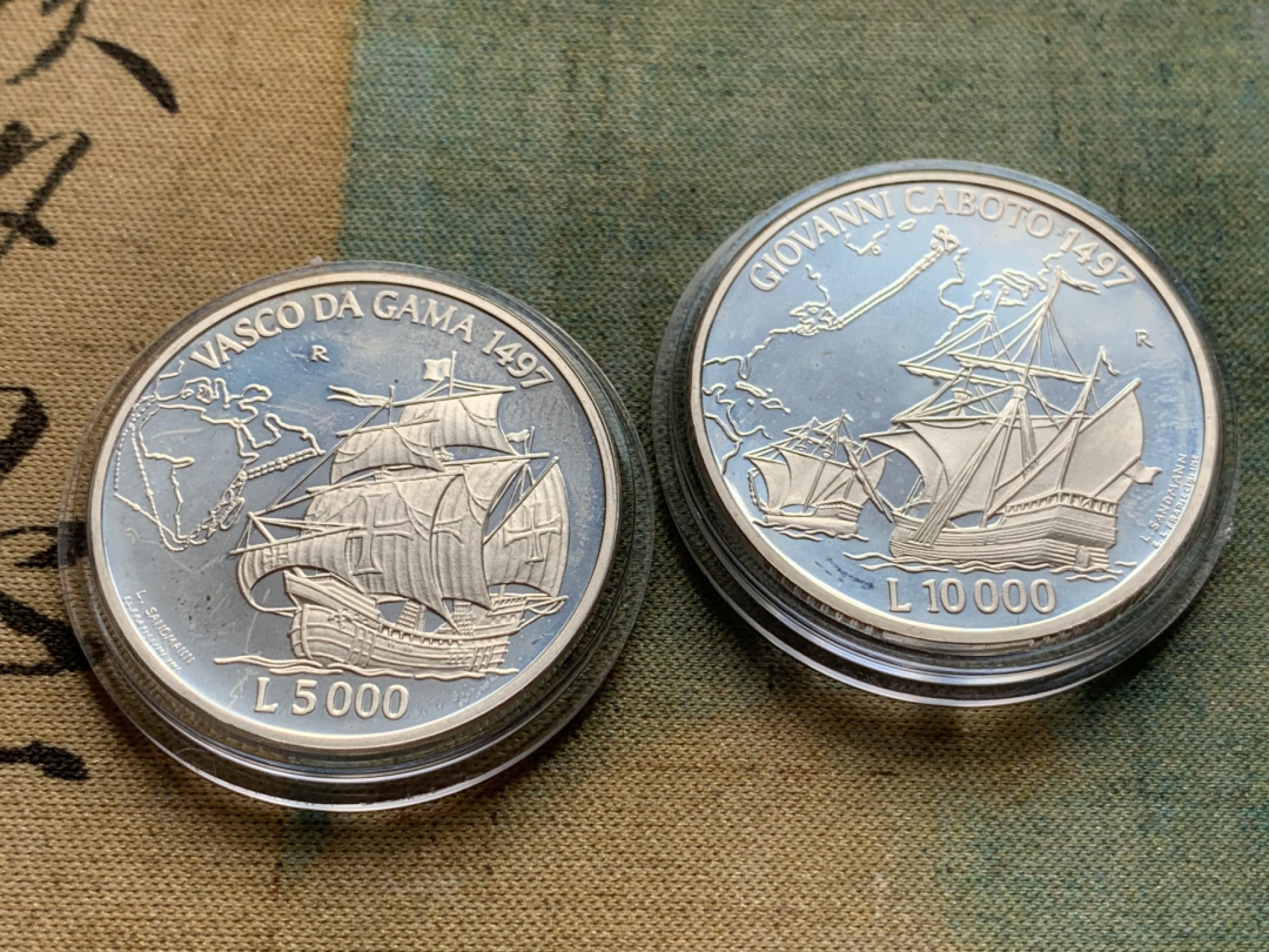 《竞宝斋》第82场-本周日，周一，周四3场拍卖（全场不限金额包邮） 原盒证书 圣马力诺1997年 大航海帆船系列纪念 5000和10000里拉 精制银币一对