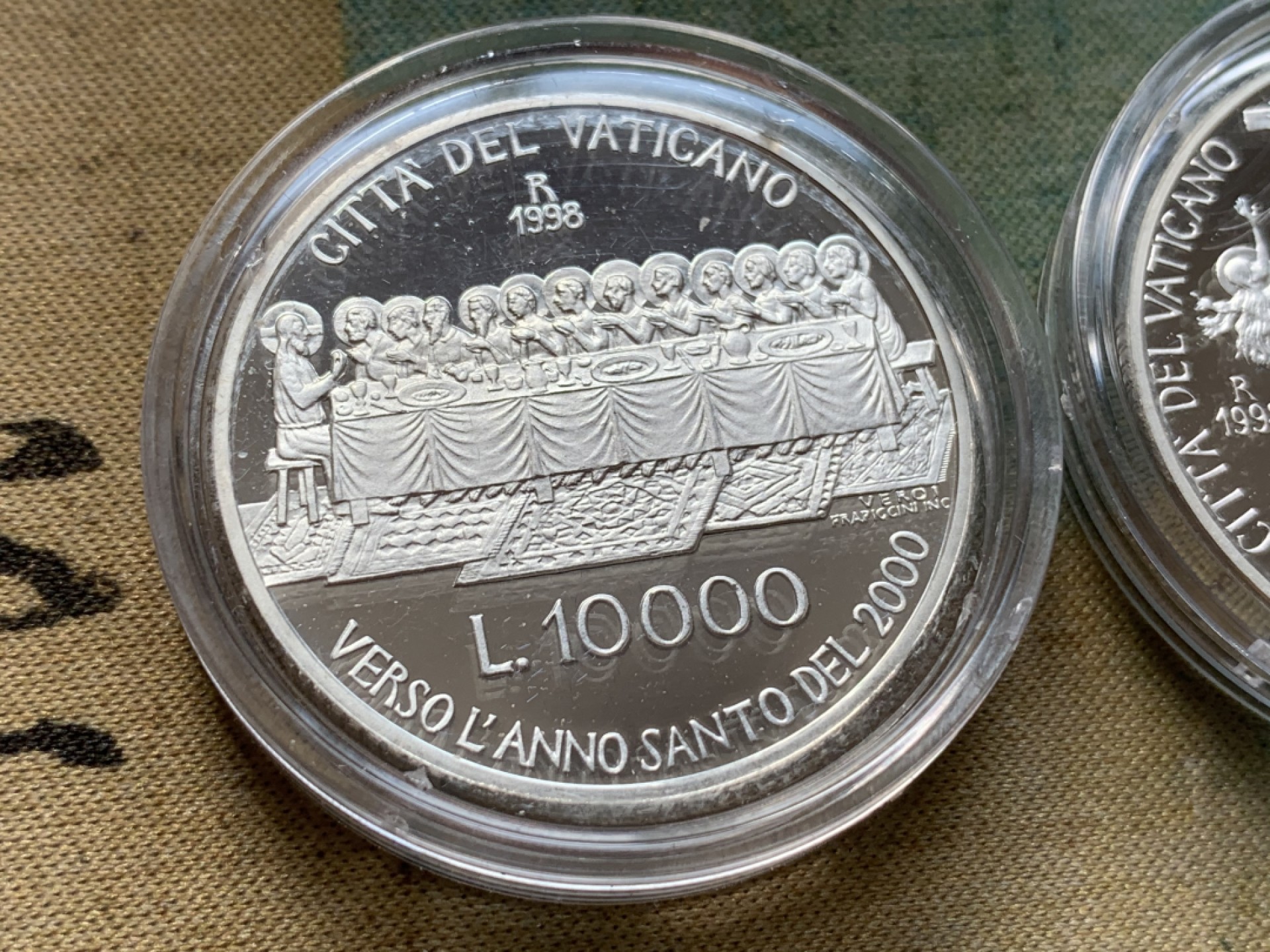 《竞宝斋》第82场-本周日，周一，周四3场拍卖（全场不限金额包邮） 原盒证书 梵蒂冈1998年 迎接千禧年10000里拉一对 精制银币 22克/枚 非常稀少