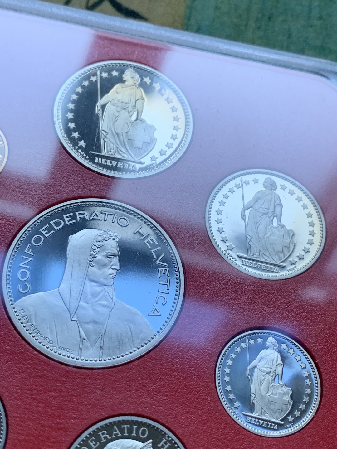 《竞宝斋》第82场-本周日，周一，周四3场拍卖（全场不限金额包邮） 封装 瑞士1982年不同面值8枚套 精制套币  外黑内红 稀少