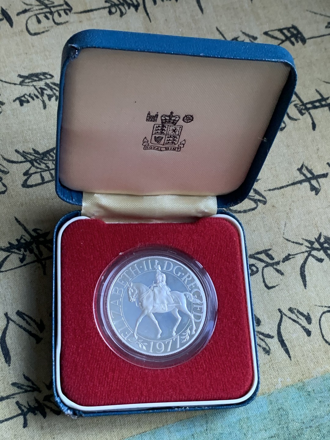 《竞宝斋》第82场-本周日，周一，周四3场拍卖（全场不限金额包邮） 原盒 英国 1977年 女王登基25周年 精制克朗 大银币 盒子有点损伤 如图