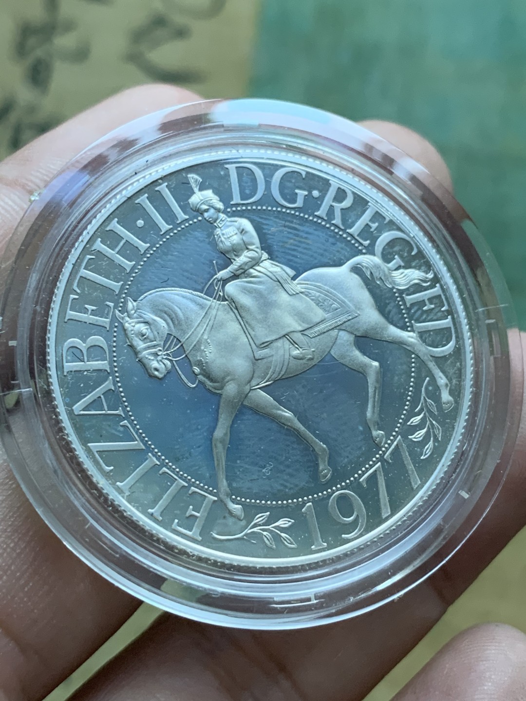 《竞宝斋》第82场-本周日，周一，周四3场拍卖（全场不限金额包邮） 原盒 英国 1977年 女王登基25周年 精制克朗 大银币 盒子有点损伤 如图