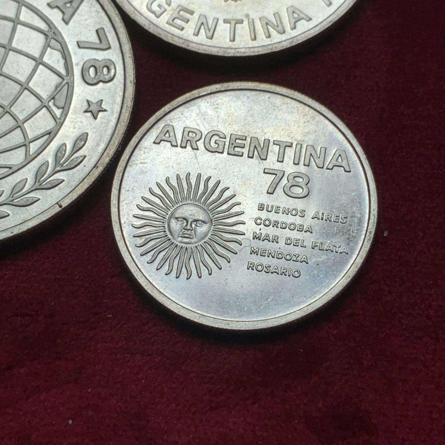 《竞宝斋》第82场-本周日，周一，周四3场拍卖（全场不限金额包邮） 阿根廷1978年世界杯银币1000/2000/3000比索三枚一组 BU品