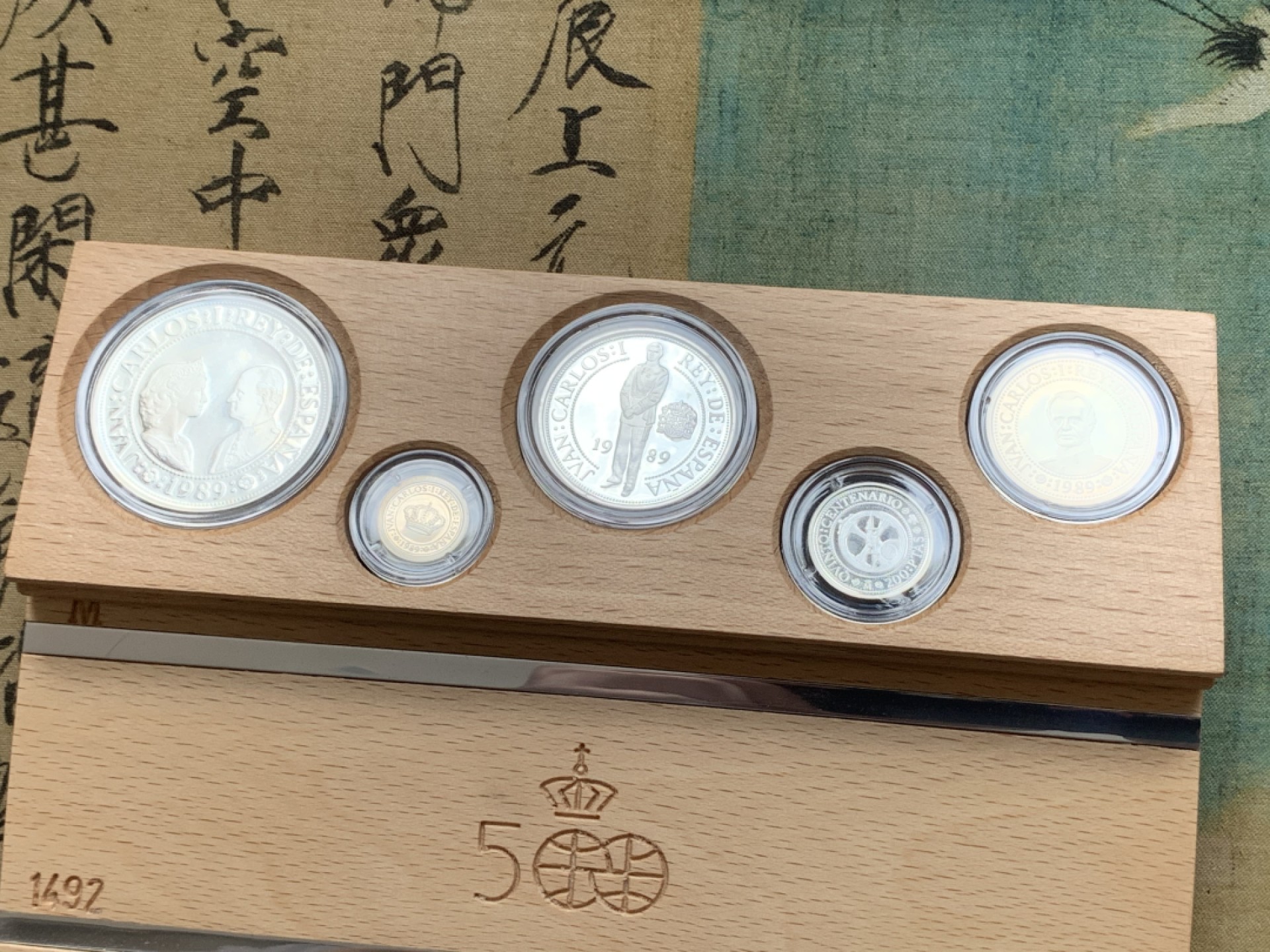 《竞宝斋》第82场-本周日，周一，周四3场拍卖（全场不限金额包邮） 925银 币重49.3克 原盒证书 西班牙1989年 五百周年纪念5枚套 精制银币（木盒上镶银色条的是精制）