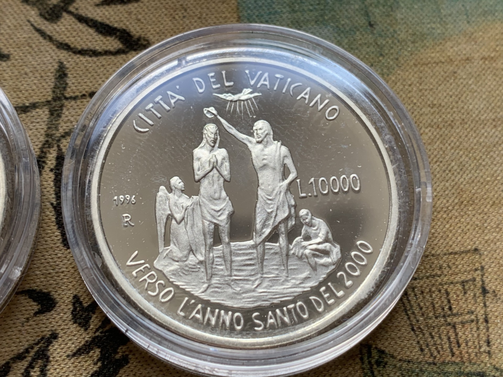 《竞宝斋》第82场-本周日，周一，周四3场拍卖（全场不限金额包邮） 原盒证书 梵蒂冈1996年 迎接千禧年10000里拉一对 精制银币 22克/枚 非常稀少
