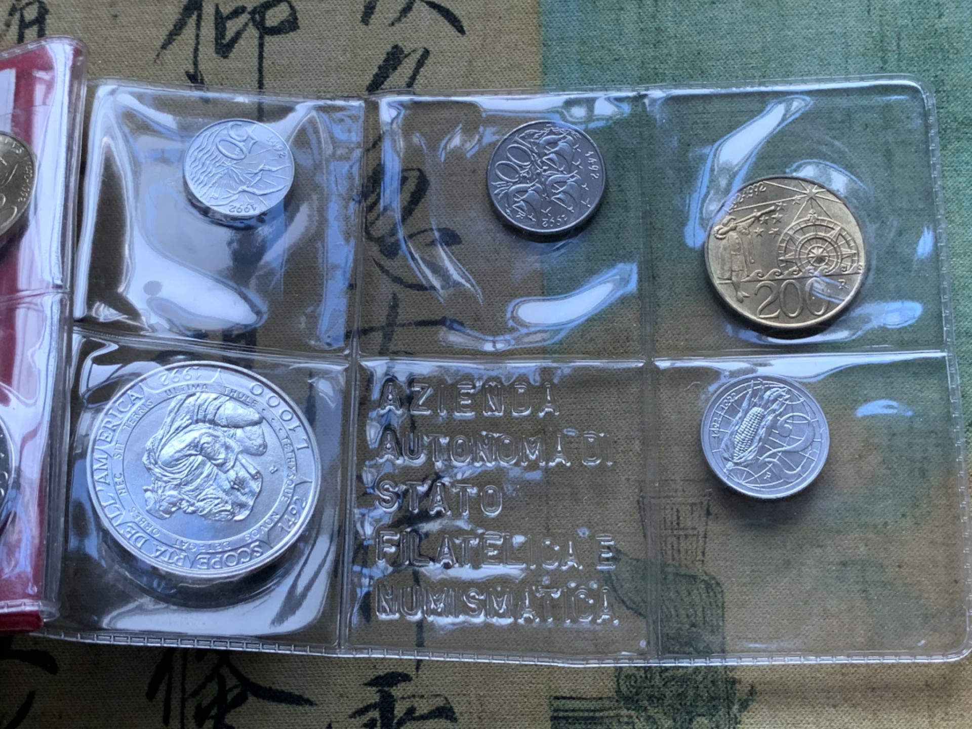 《竞宝斋》第82场-本周日，周一，周四3场拍卖（全场不限金额包邮） 钱包装 圣马力诺1992年 十枚装 哥伦布大航海纪念 带一枚1000里拉银币