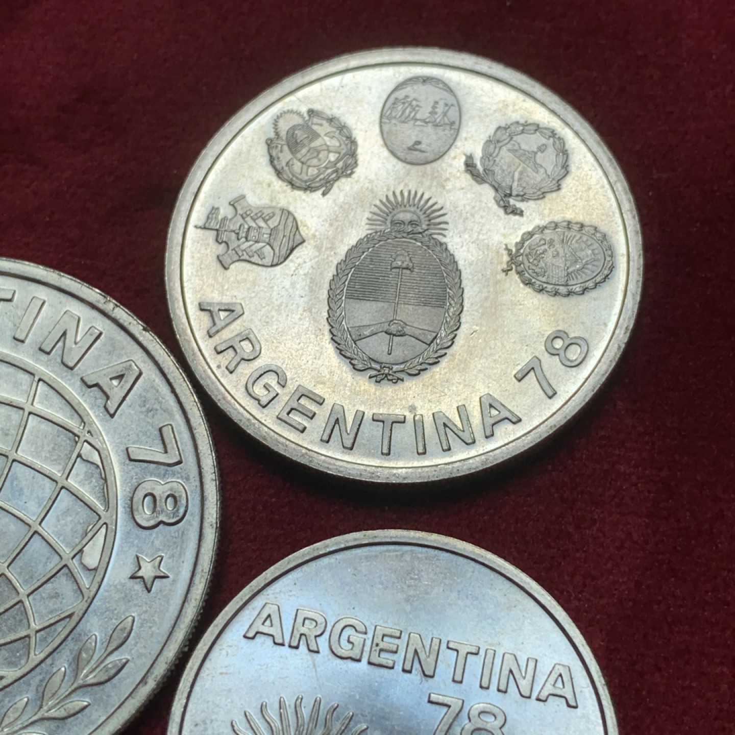 《竞宝斋》第82场-本周日，周一，周四3场拍卖（全场不限金额包邮） 阿根廷1978年世界杯银币1000/2000/3000比索三枚一组 BU品