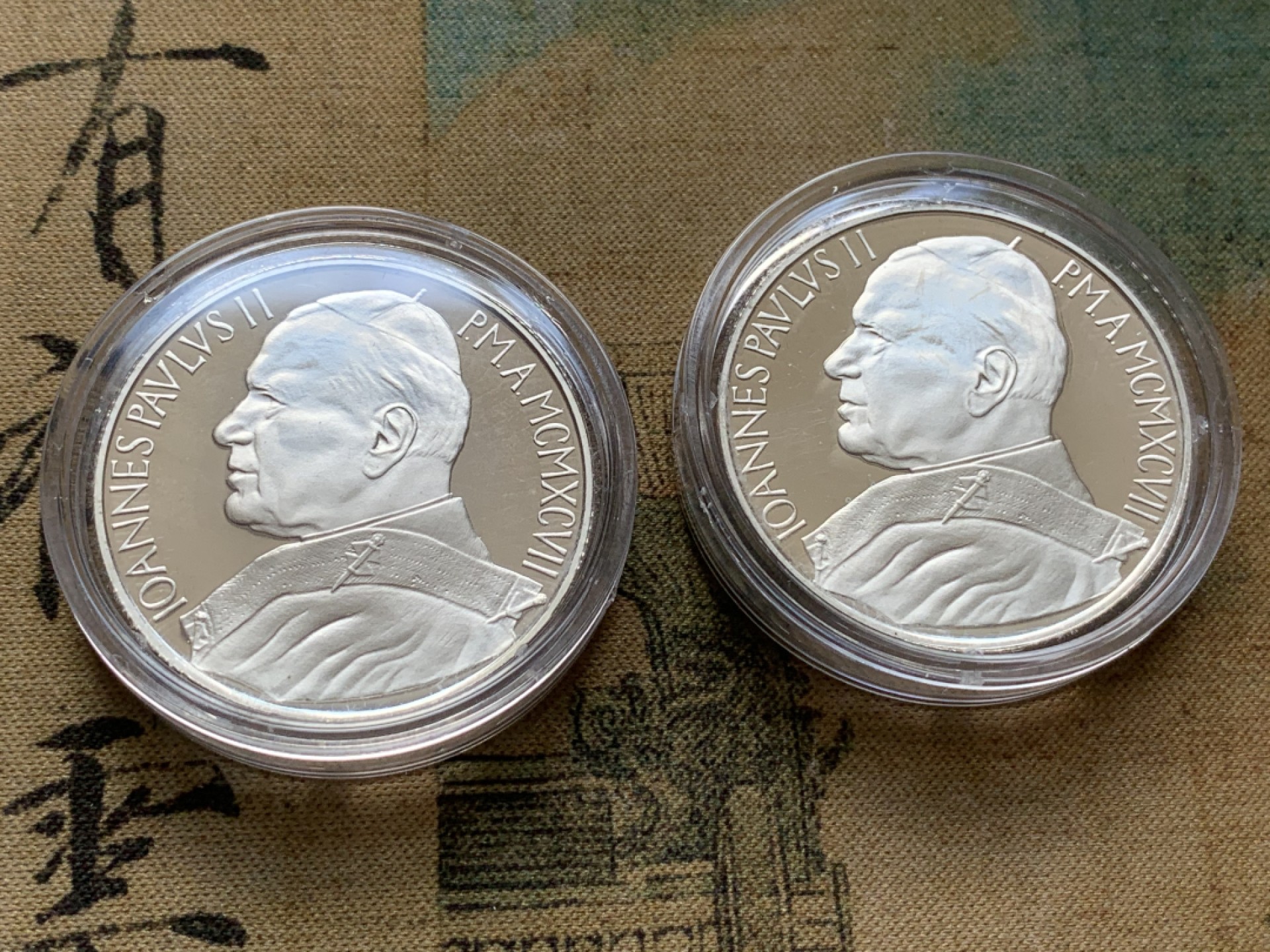 《竞宝斋》第82场-本周日，周一，周四3场拍卖（全场不限金额包邮） 原盒证书 梵蒂冈1997年 迎接千禧年10000里拉一对 精制银币 22克/枚 非常稀少