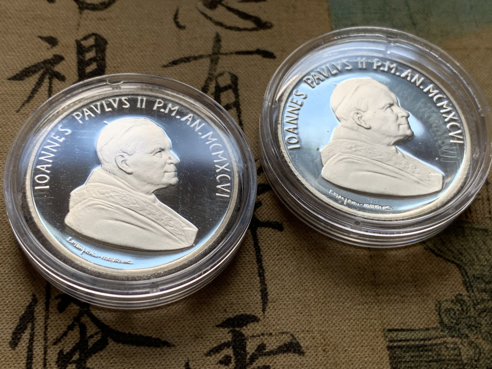 《竞宝斋》第82场-本周日，周一，周四3场拍卖（全场不限金额包邮） 原盒证书 梵蒂冈1996年 迎接千禧年10000里拉一对 精制银币 22克/枚 非常稀少