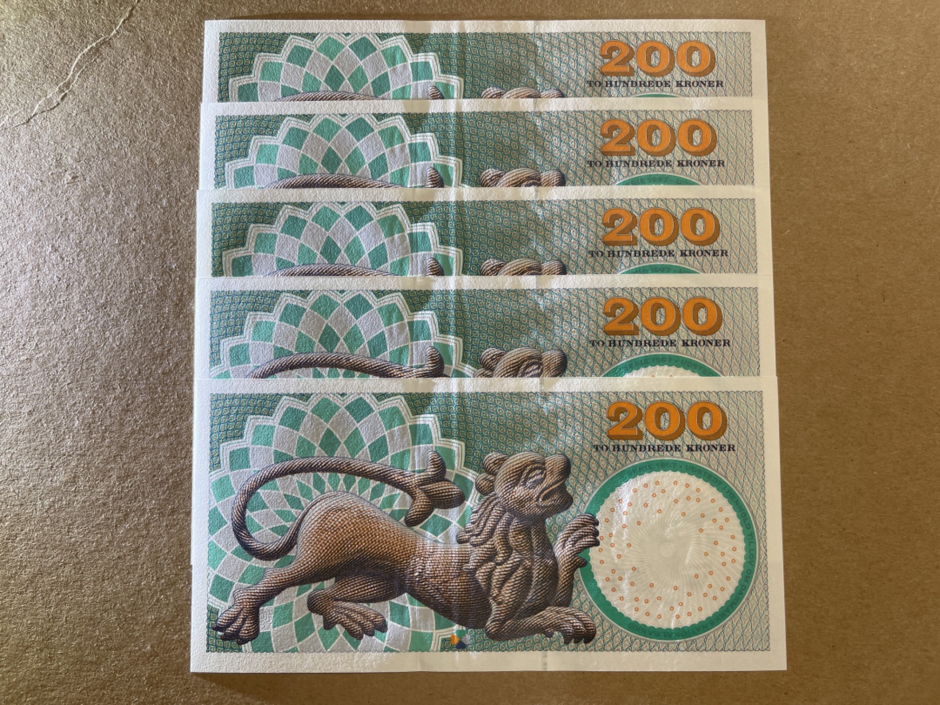 《张总收藏》67期——外币精品 丹麦200克朗连号5张 AU 1997年 浮雕初版 中折