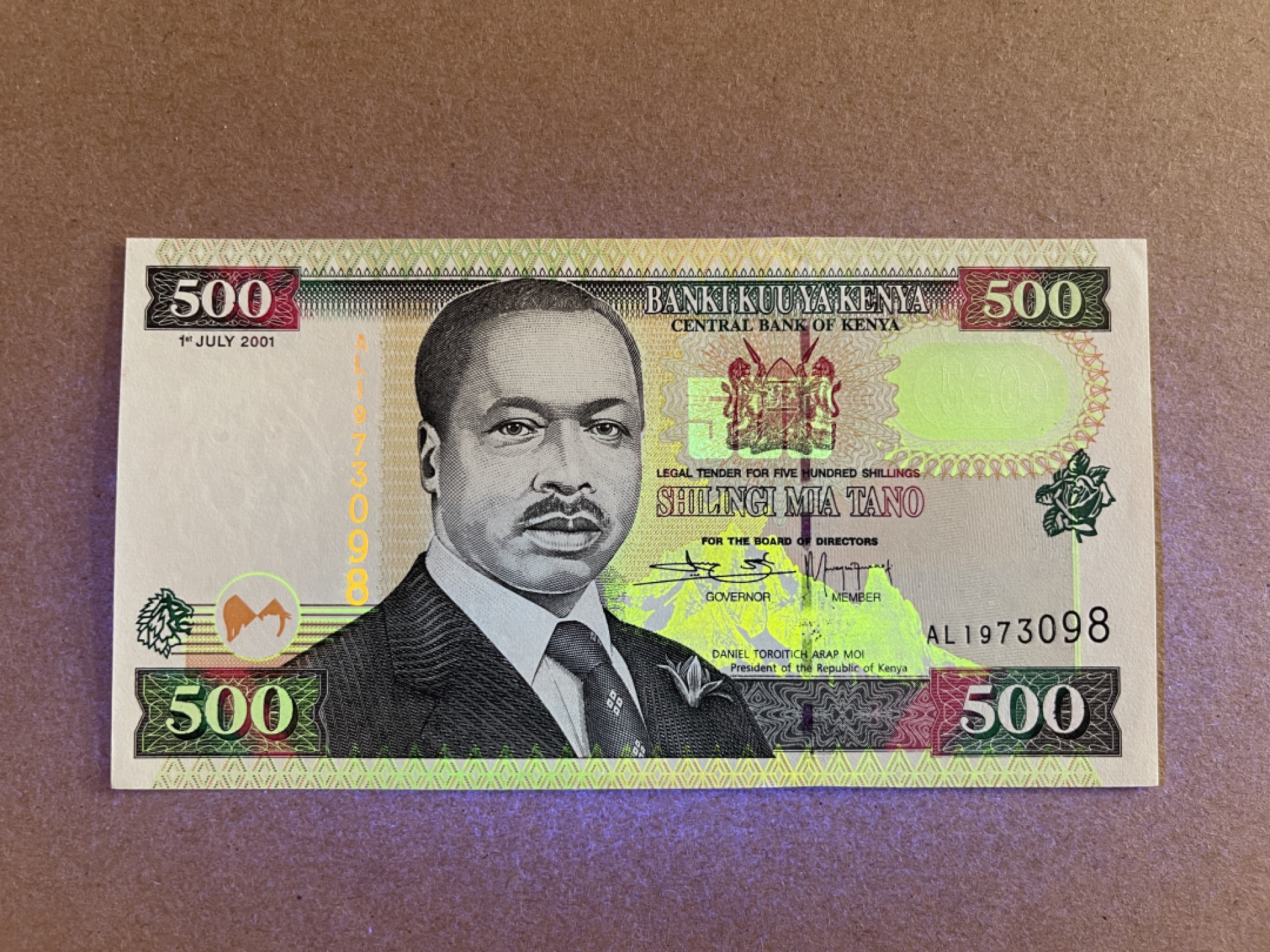 《张总收藏》67期——外币精品 肯尼亚500先令 UNC 2001年版