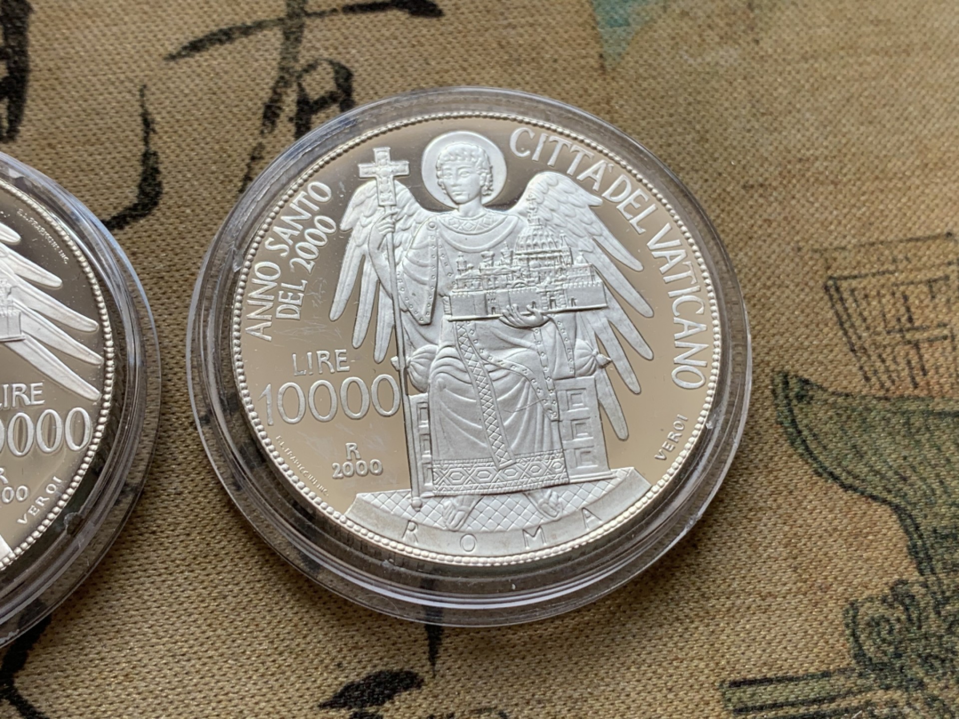 《竞宝斋》第82场-本周日，周一，周四3场拍卖（全场不限金额包邮） 原盒证书 梵蒂冈2000年 迎接千禧年10000里拉一对 精制银币 22克/枚 非常稀少