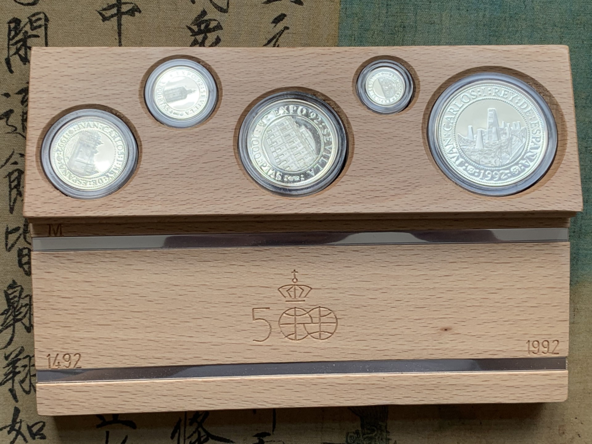 《竞宝斋》第82场-本周日，周一，周四3场拍卖（全场不限金额包邮） 925银 币重49.3克 原盒证书 西班牙1992年 五百周年纪念5枚套 精制银币总共四个年份 92年是最最稀少的年份