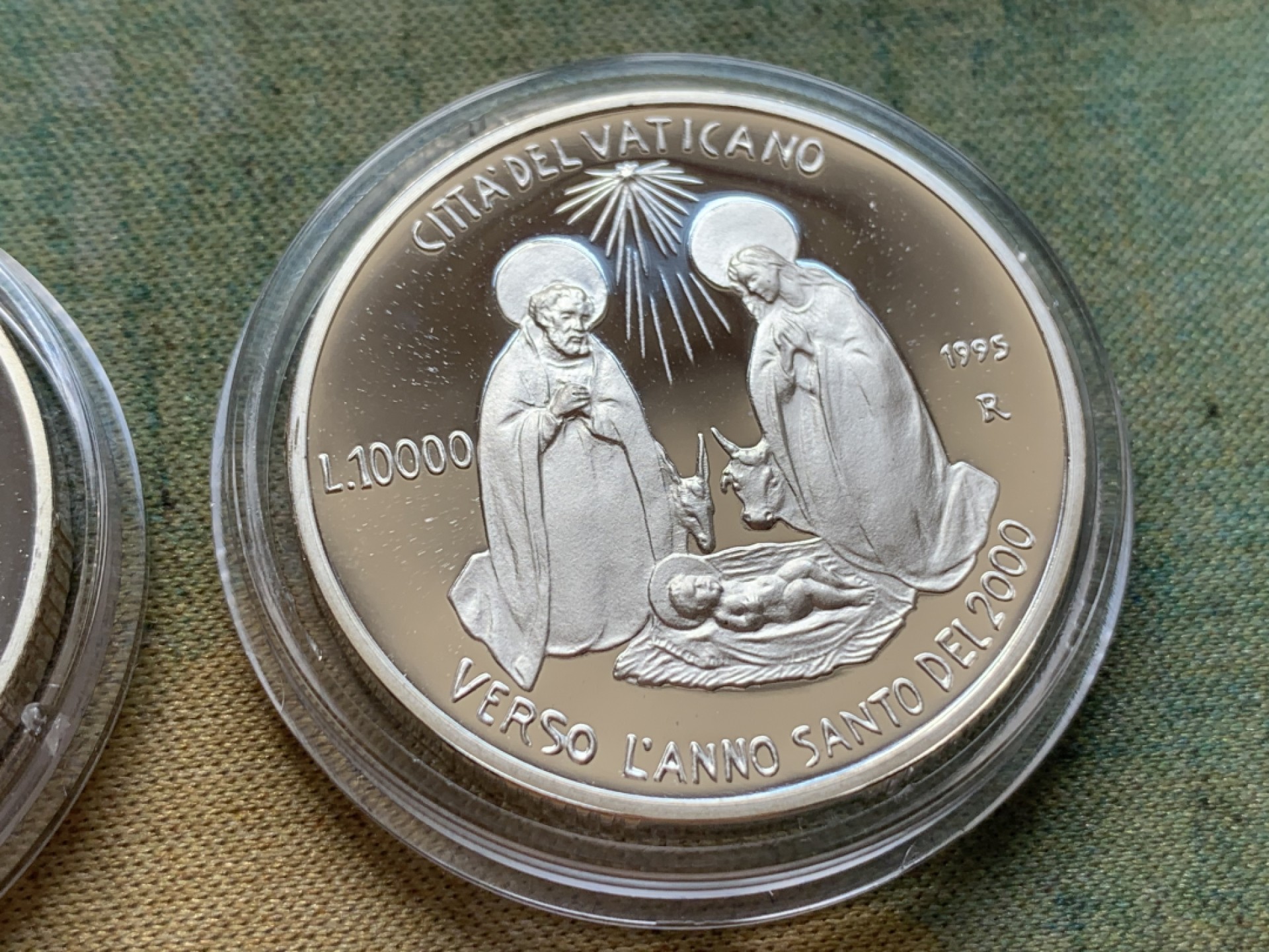 《竞宝斋》第82场-本周日，周一，周四3场拍卖（全场不限金额包邮） 原盒证书 梵蒂冈1995年 迎接千禧年10000里拉一对 精制银币 22克/枚 非常稀少