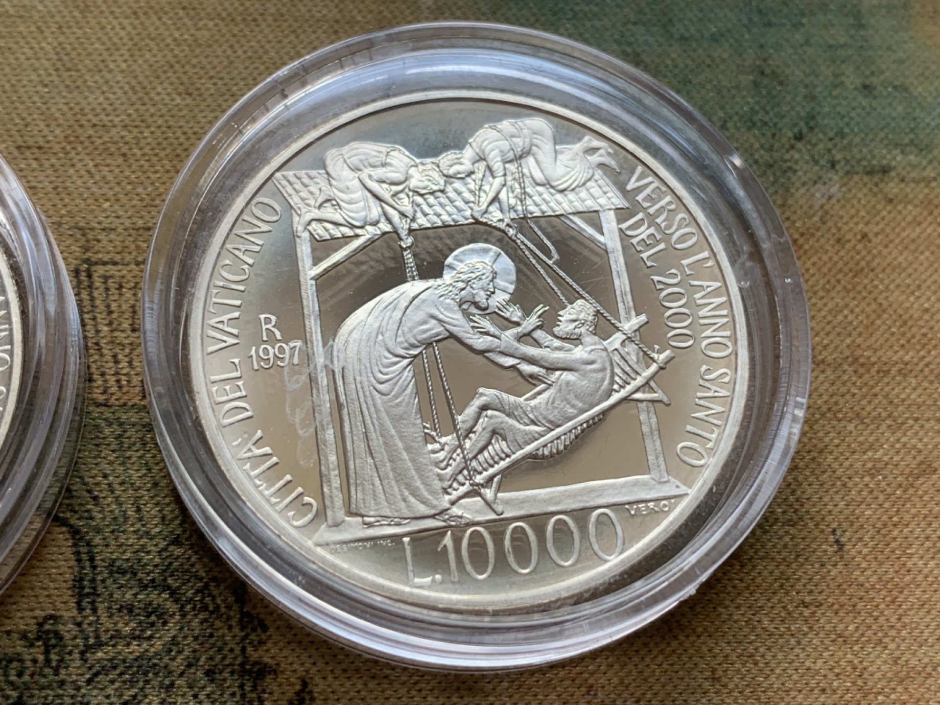 《竞宝斋》第82场-本周日，周一，周四3场拍卖（全场不限金额包邮） 原盒证书 梵蒂冈1997年 迎接千禧年10000里拉一对 精制银币 22克/枚 非常稀少