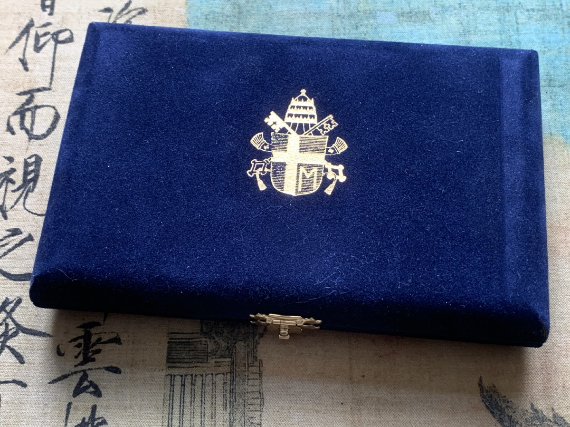 《竞宝斋》第82场-本周日，周一，周四3场拍卖（全场不限金额包邮） 原盒证书 梵蒂冈1995年 迎接千禧年10000里拉一对 精制银币 22克/枚 非常稀少