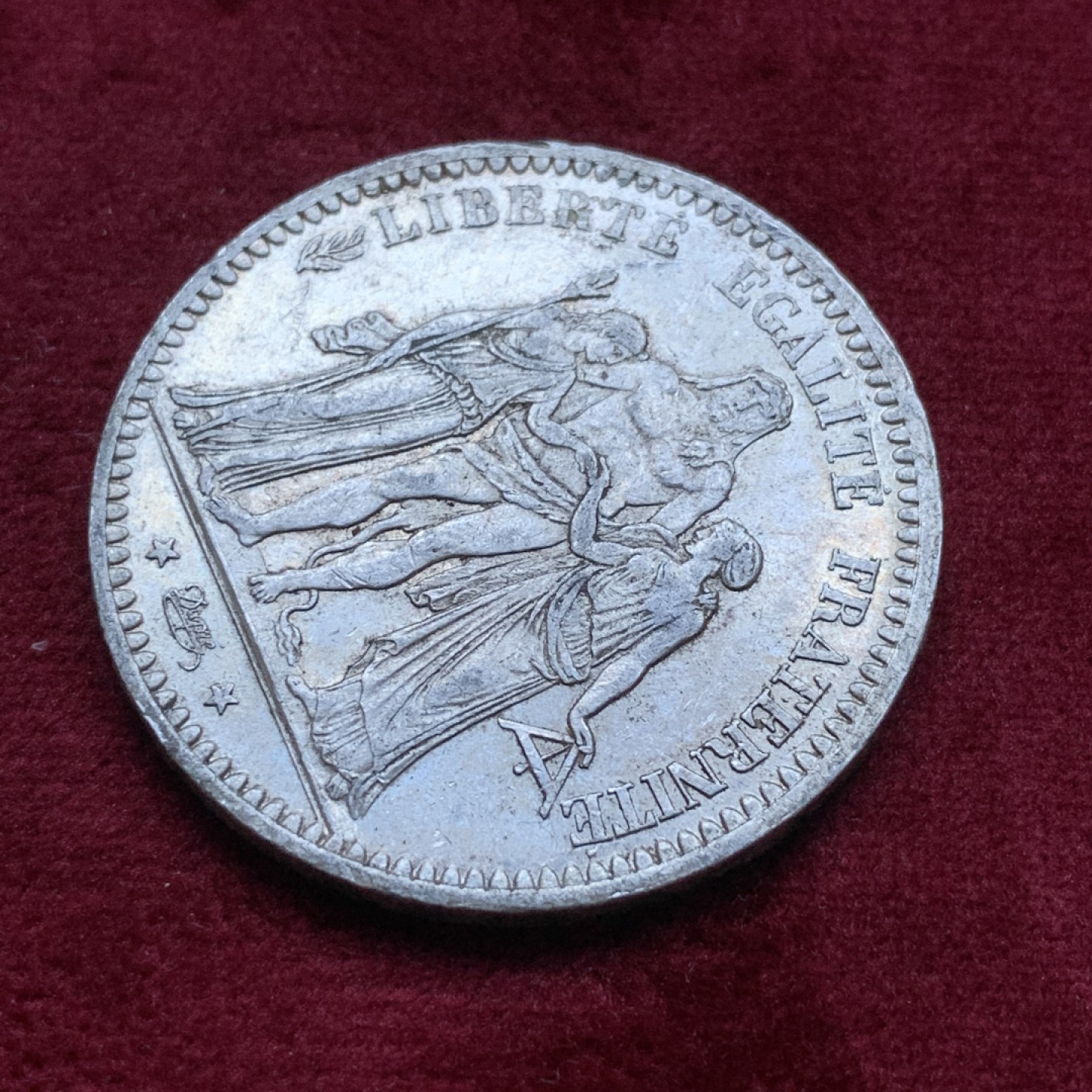 《竞宝斋》第82场-本周日，周一，周四3场拍卖（全场不限金额包邮） 法国 1873年 大力神 5法郎 五彩带光大银币 非常漂亮