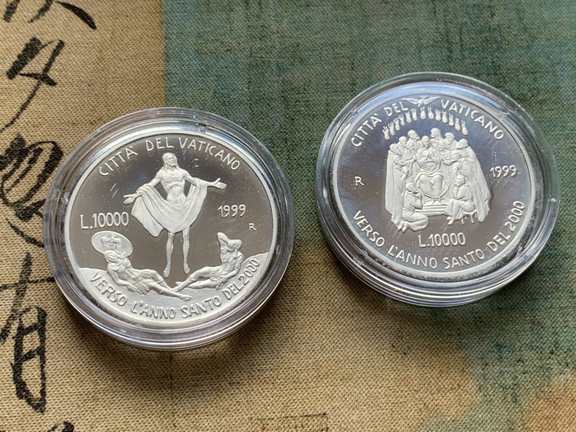 《竞宝斋》第82场-本周日，周一，周四3场拍卖（全场不限金额包邮） 原盒证书 梵蒂冈1999年 迎接千禧年10000里拉一对 精制银币 22克/枚 非常稀少